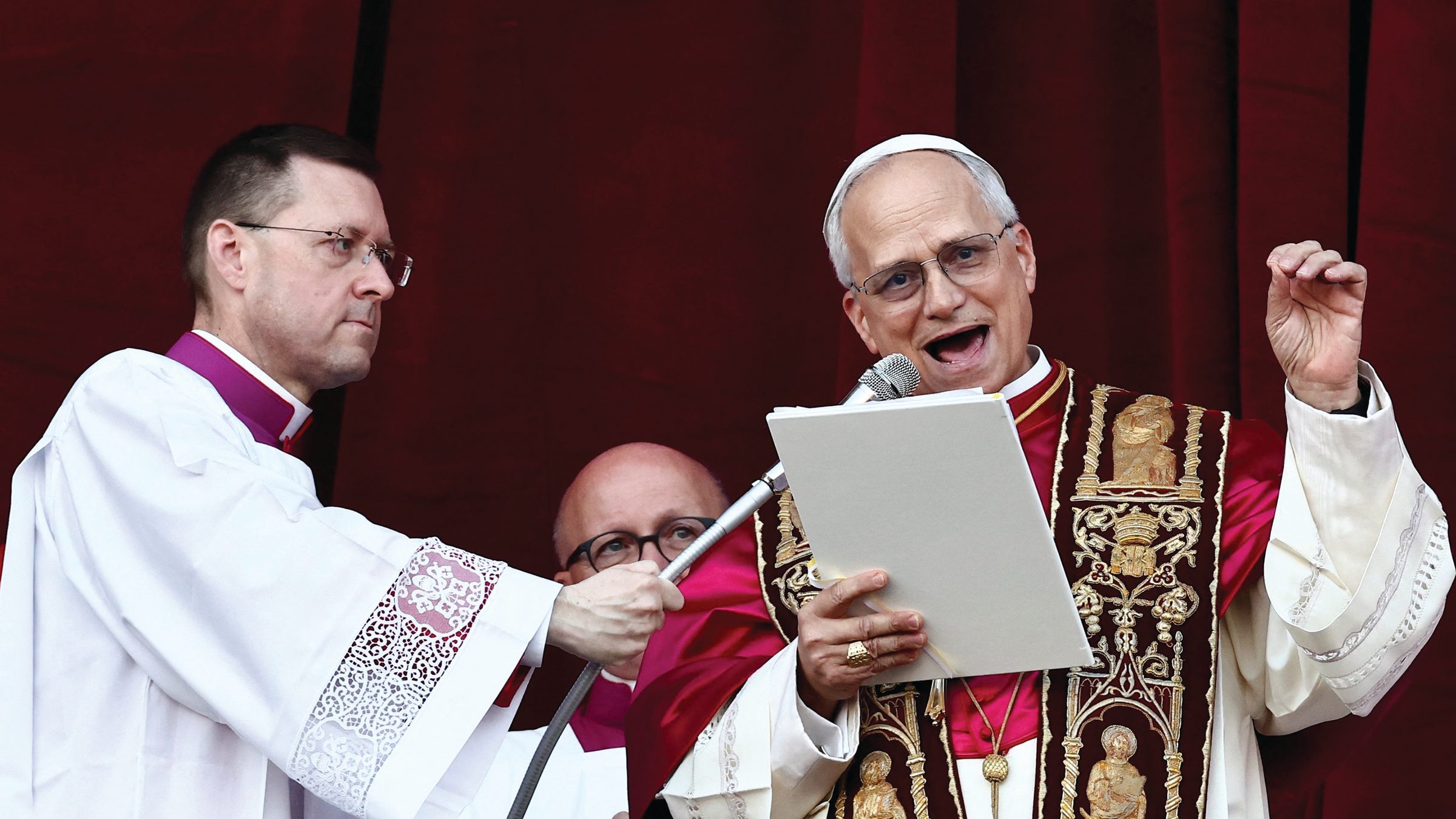 Paus Leo XIV menyapa umat dari balkon Basilika Santo Petrus, Vatikan, 8 Mei 2025 (Dok. Reuters/Yara Nardi via OSV News) - Image