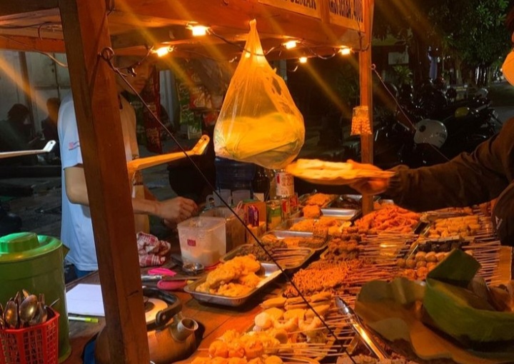 Rekomendasi angkringan favorit buat nongkrong murah meriah di Surabaya - Image