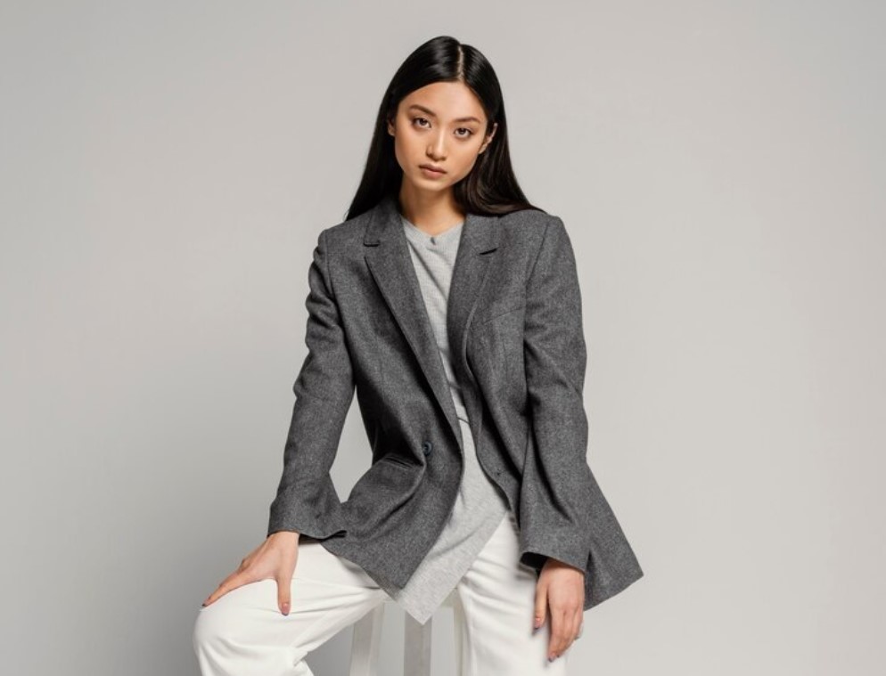 Inspirasi outfit dengan menggunakan warna monokrom (Anonim/Freepik) - Image