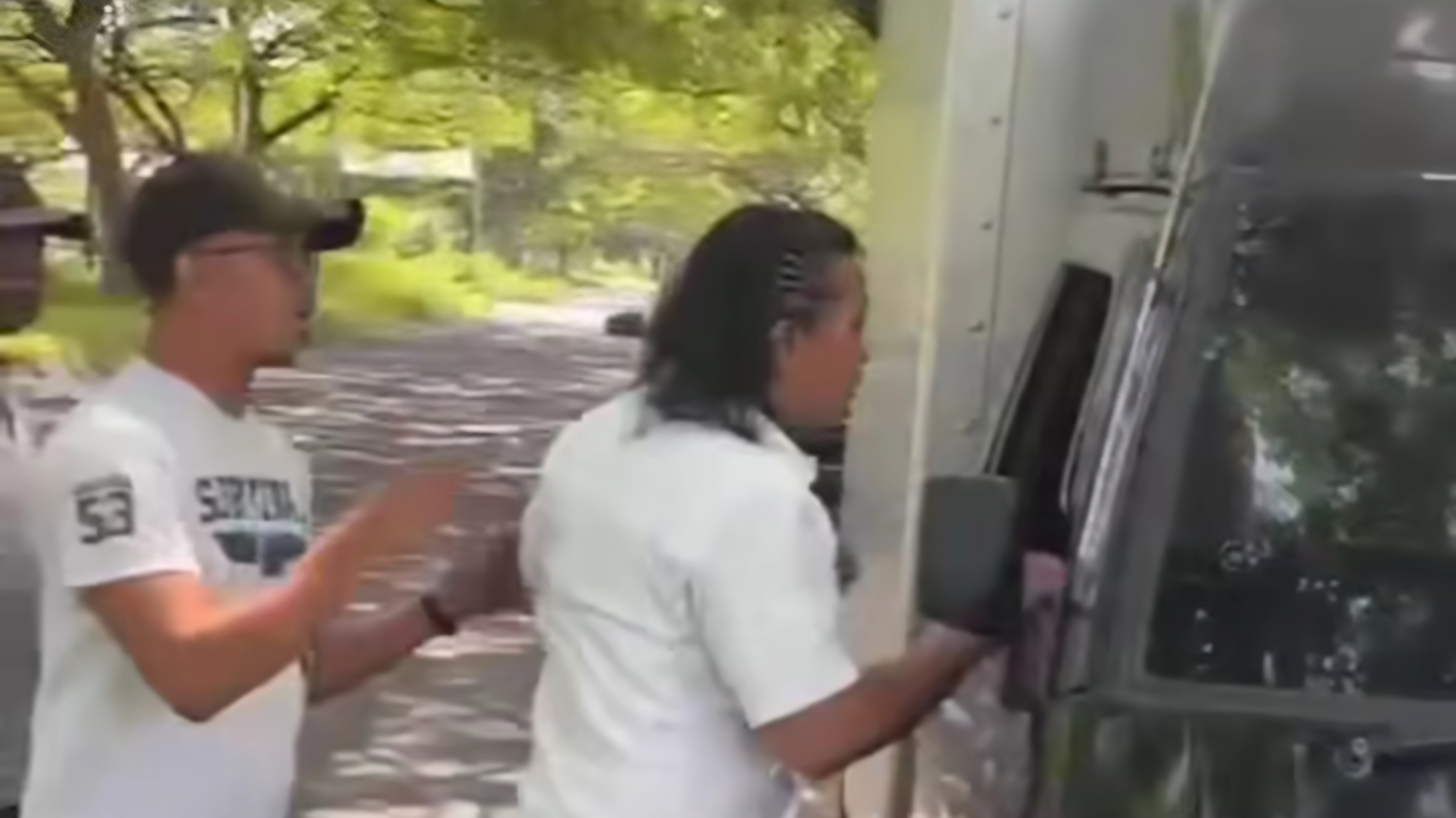 Diduga Oknum Polrestabes dan Beacukai Madura saling berebut mengamankan barang bukti Mobil Box bermuatan Rokok ilegal di jalan Akses Suramadu, Rabu (7/5). (Istimewa) - Image