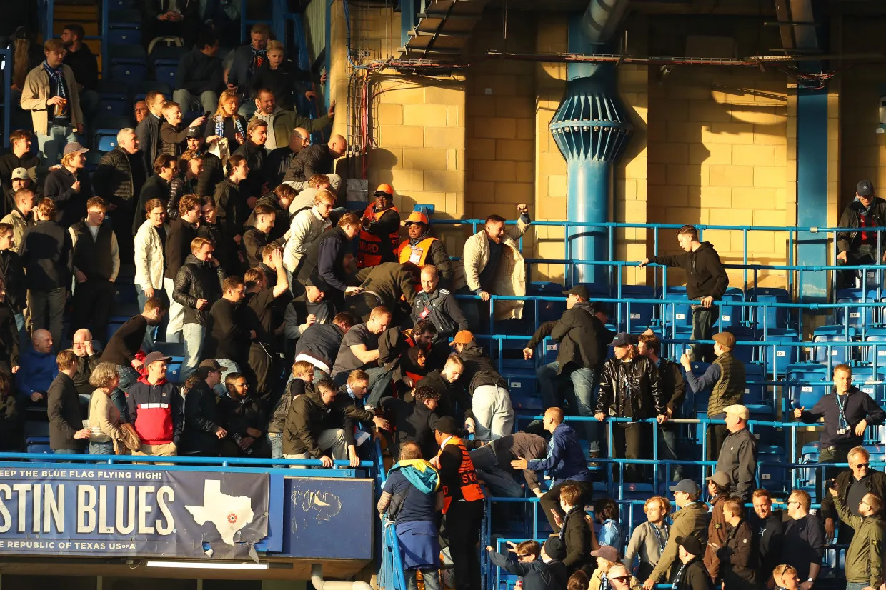 Kerusuhan supporter Djurgarden yang melompat batas antar tribun Stamford Bridge. (Shutterstock) - Image