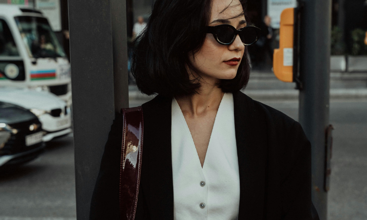 Ilustrasi perpaduan blazer, blouse V-neck, kacamata hitam, dan tas burgundy/pexels - Image