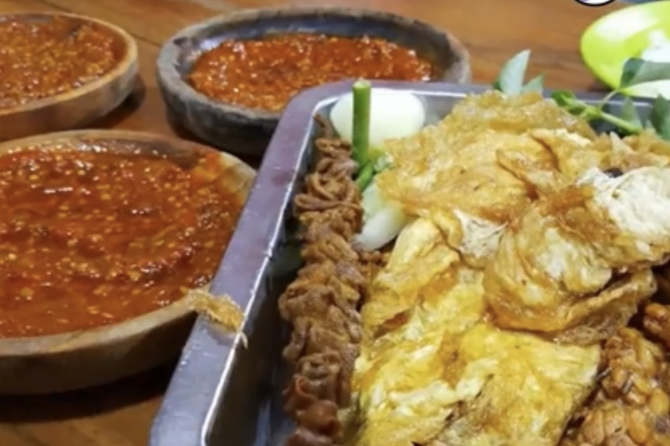Tempat makan lalapan enak di Surabaya. (tangkap layar YouTube Informania) - Image