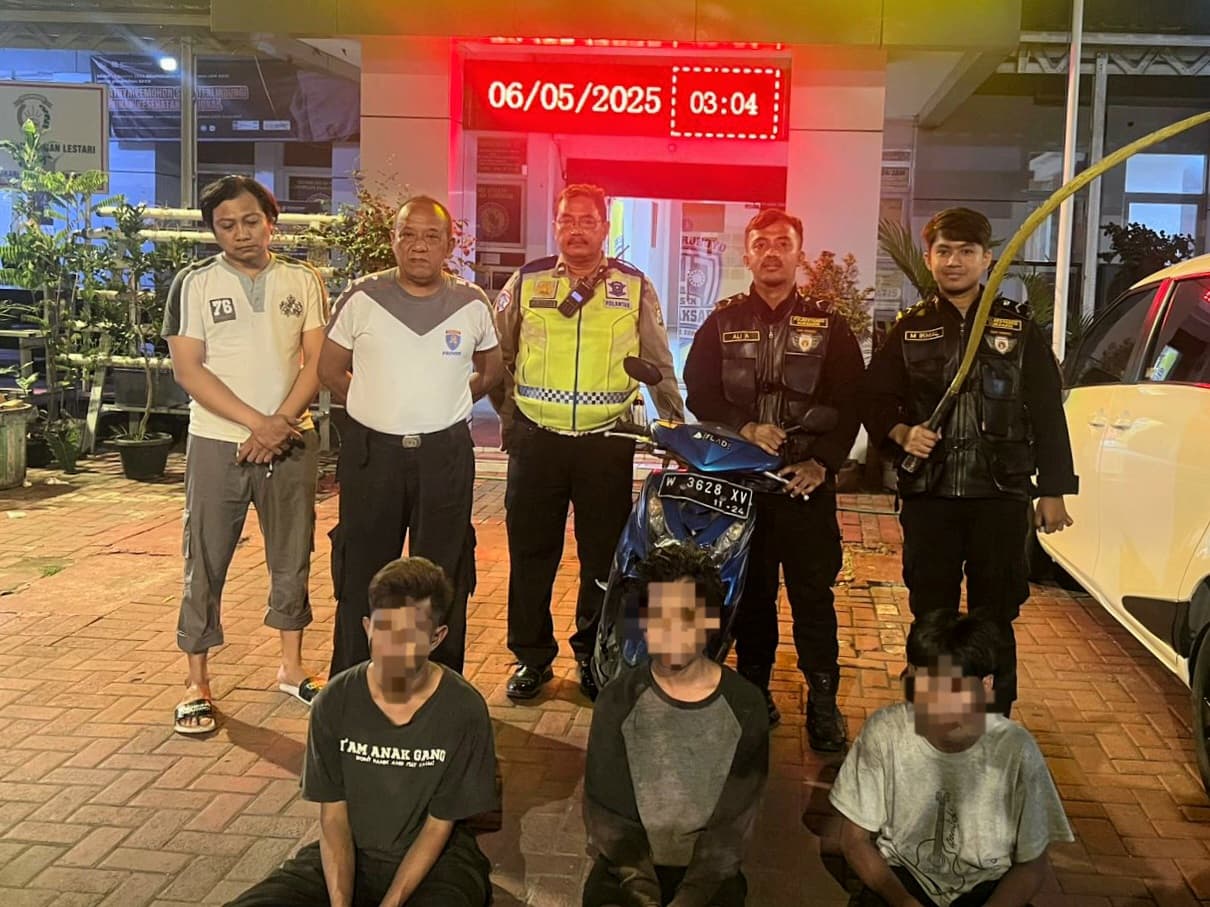 Tim Respatti Jogoboyo Sat Samapta Polrestabes Surabaya mengamankan tiga remaja yang diduga bagian dari komunitas Pogotneverdie. (Polrestabes Surabaya) - Image