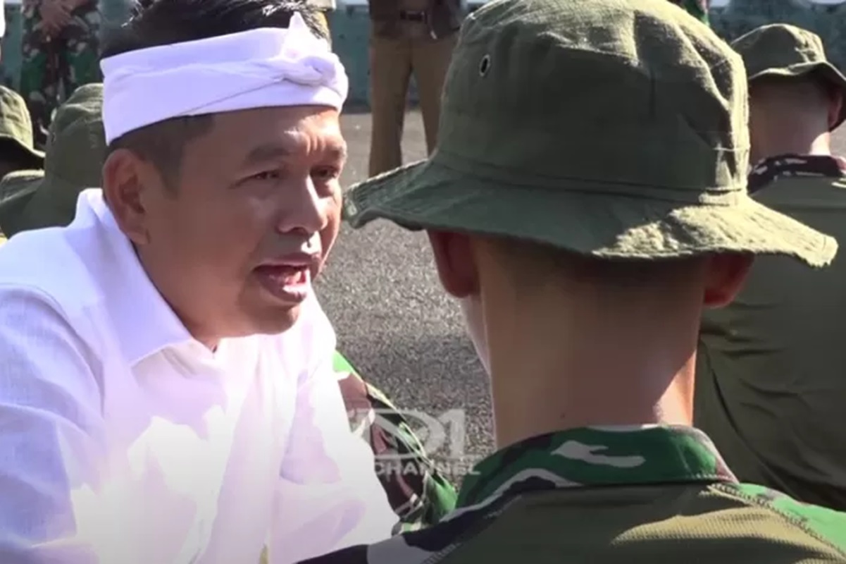 Gubernur Jawa Barat Dedi Mulyadi berinteraksi langsung dengan siswa nakal di barak militer. (YouTube/Kang Dedi Mulyadi Channel) - Image