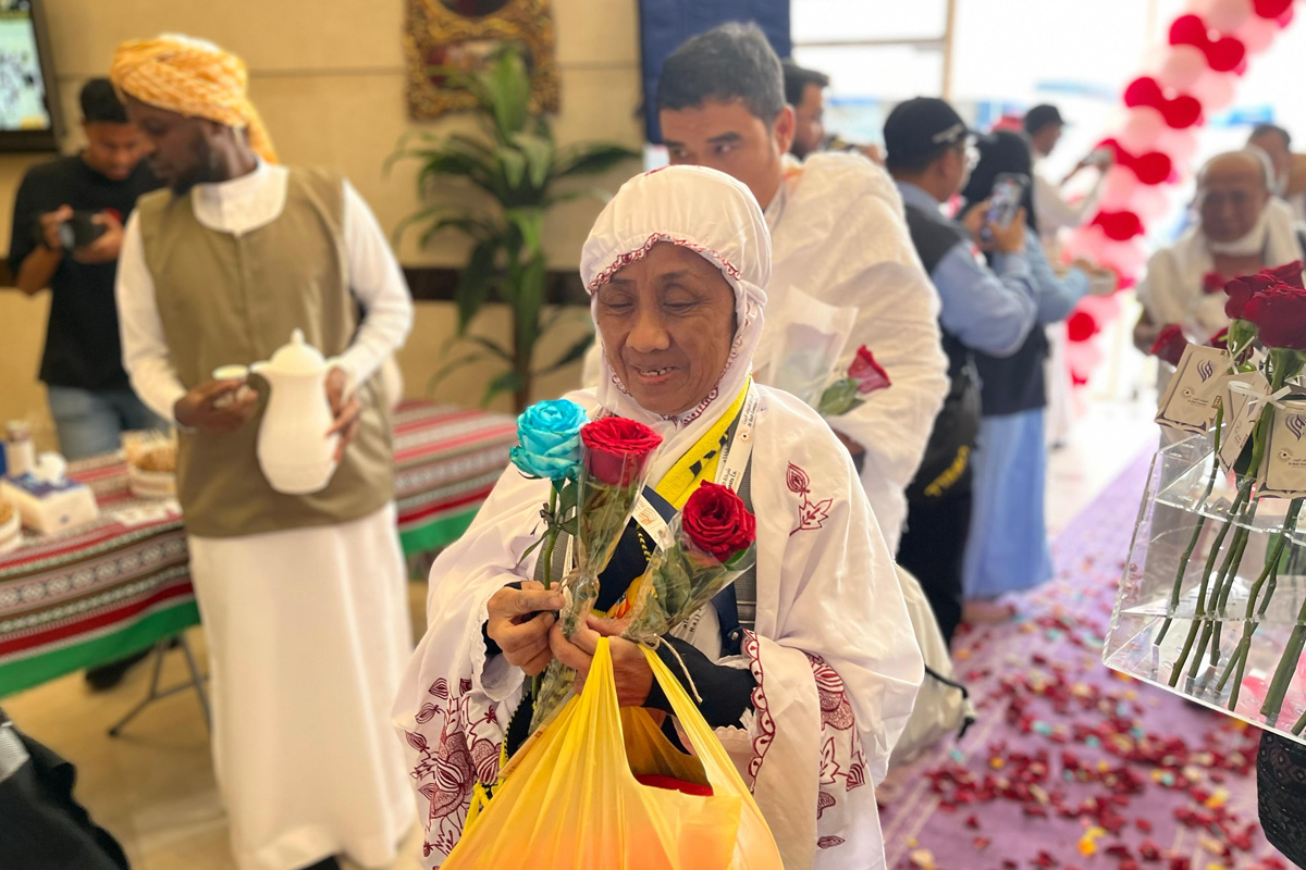 Calon jemaah haji Indonesia menerima bunga mawar saat tiba di hotel Al Ghadeer, Makkah setelah perjalanan dari Madinah. (Media Center Haji 2025) - Image
