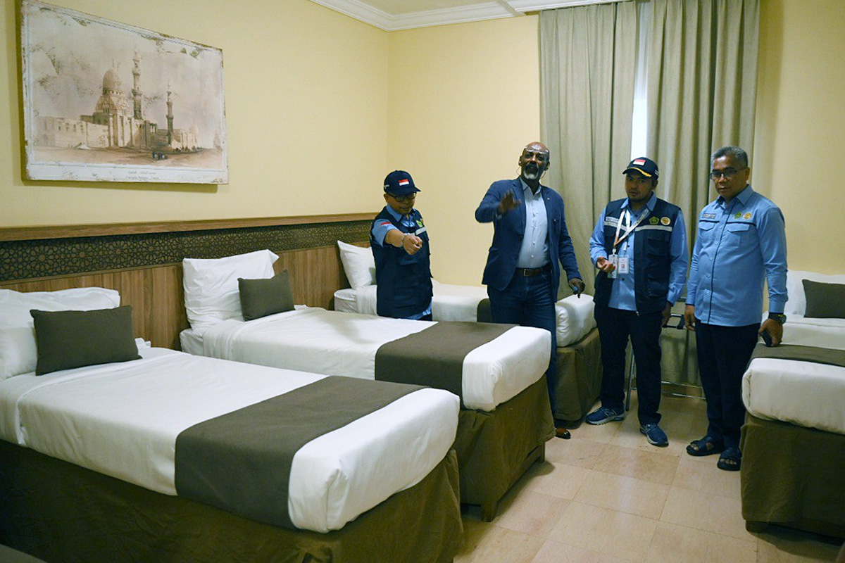 Kadaker Makkah Ali Machzumi (kedua kanan) mengecek kesiapan kamar hotel yang akan ditempati jamaah calon haji Indonesia di hotel Burj Alwahda Almutamayiz, Makkah, Arab Saudi, Jumat (9/5/2025). (MCH25) - Image