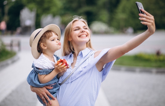 Ilustrasi sifat orang tua yang selalu memposting foto anak. (Freepik) - Image