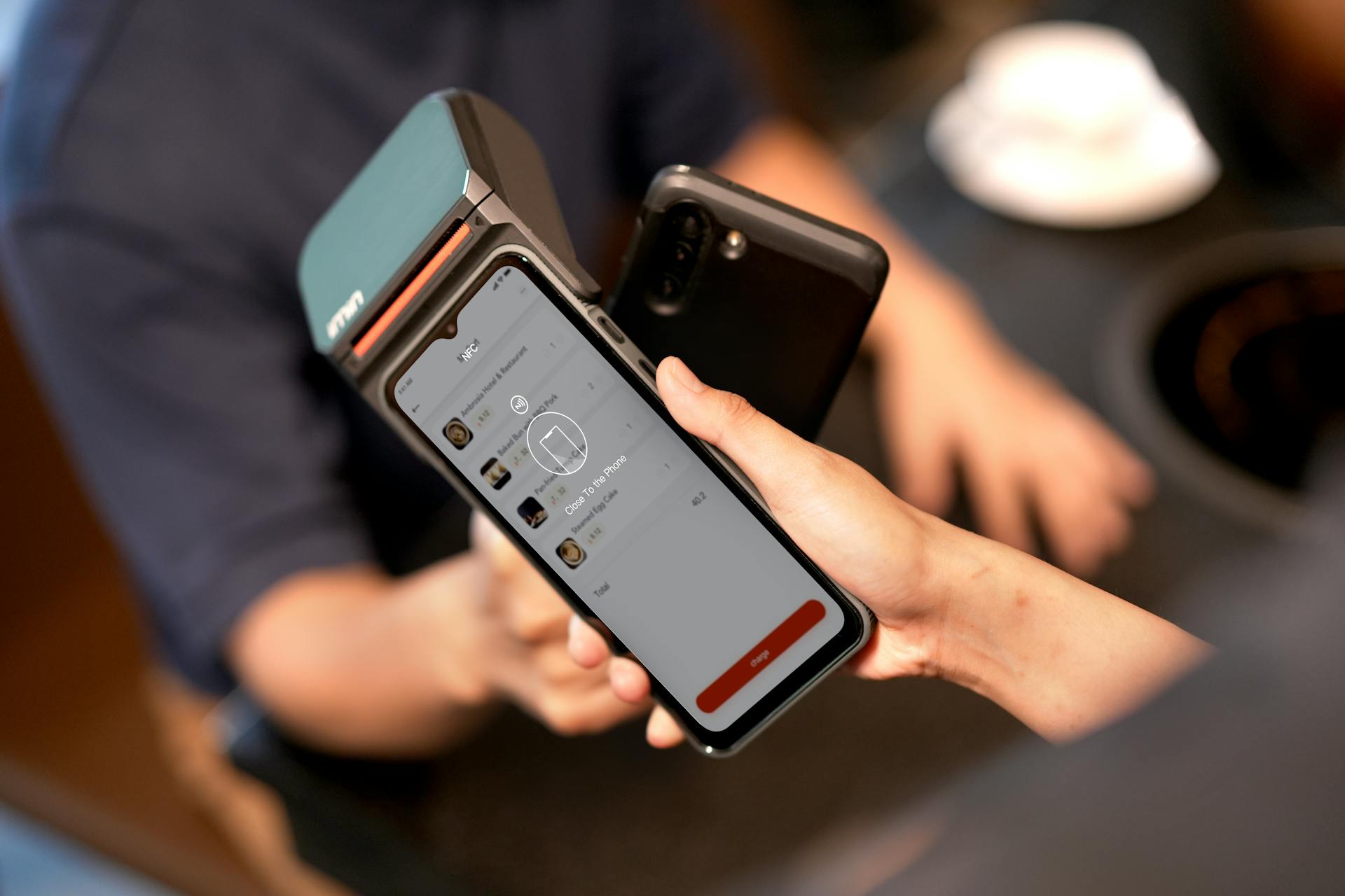 Ilustrasi penggunaan NFC di HP. (Pexels) - Image