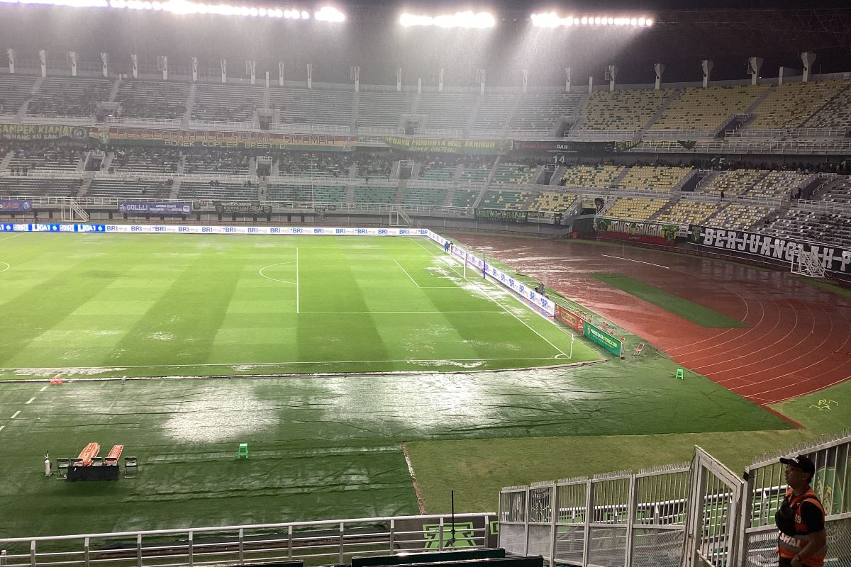 Lapangan Stadion Gelora Bung Tomo tergenang air di laga Persebaya Surabaya vs Semen Padang. (Moch. Rizky Prtama Putra/JawaPos.com) - Image