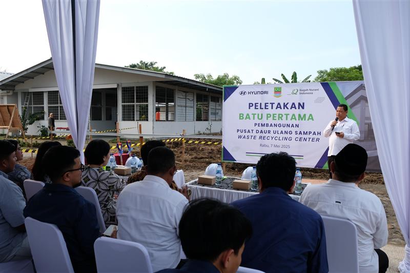 Peletakkan batu pertama pembangunan fasilitas baru yang akan mengolah limbah botol plastik menjadi biji plastik di Pusat Pengolahan Sampah Daur Ulang. (Istimewa) - Image