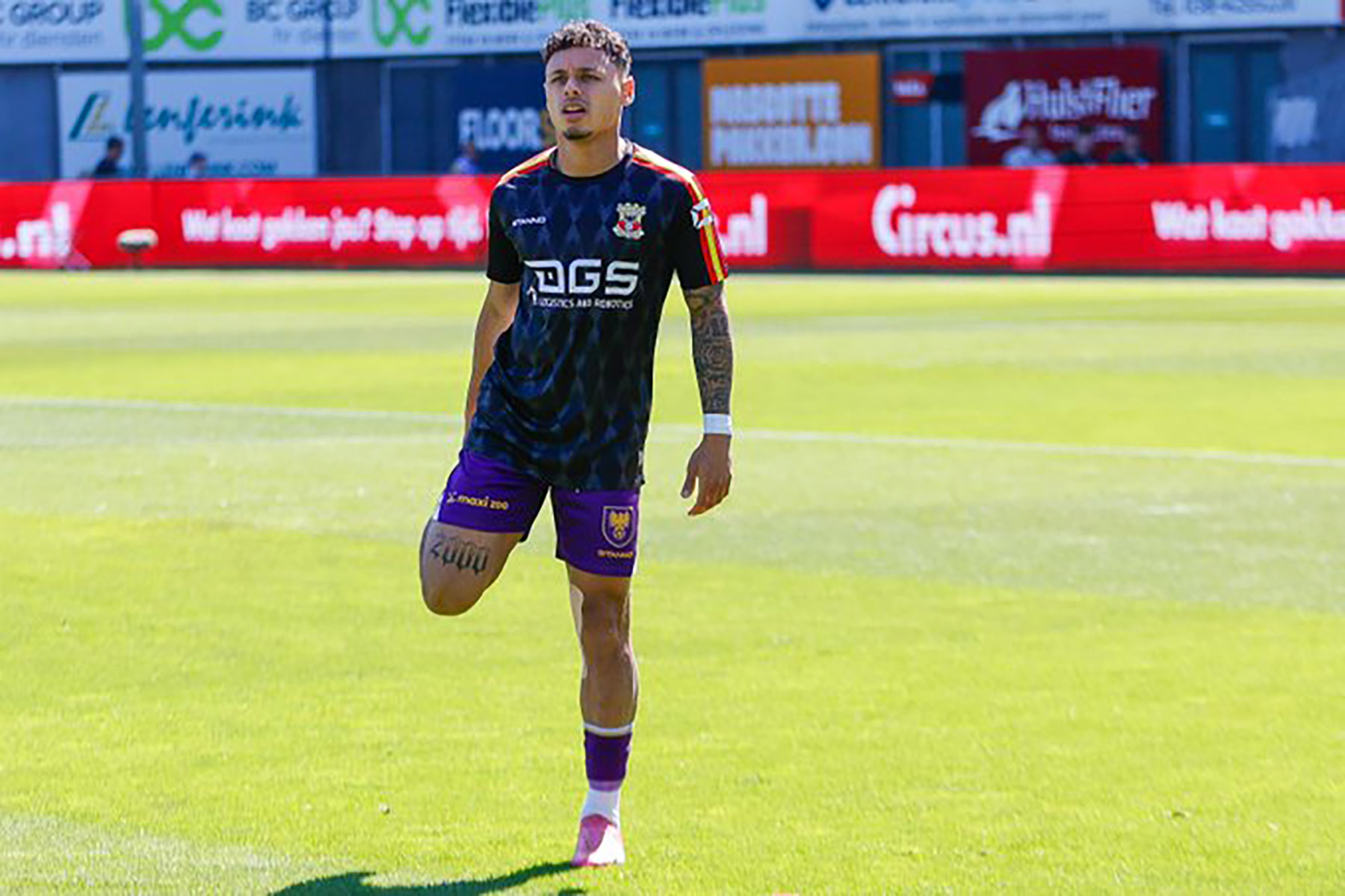 Bek Eagles asal Indonesia Dean James melakukan pemanasan. - Image