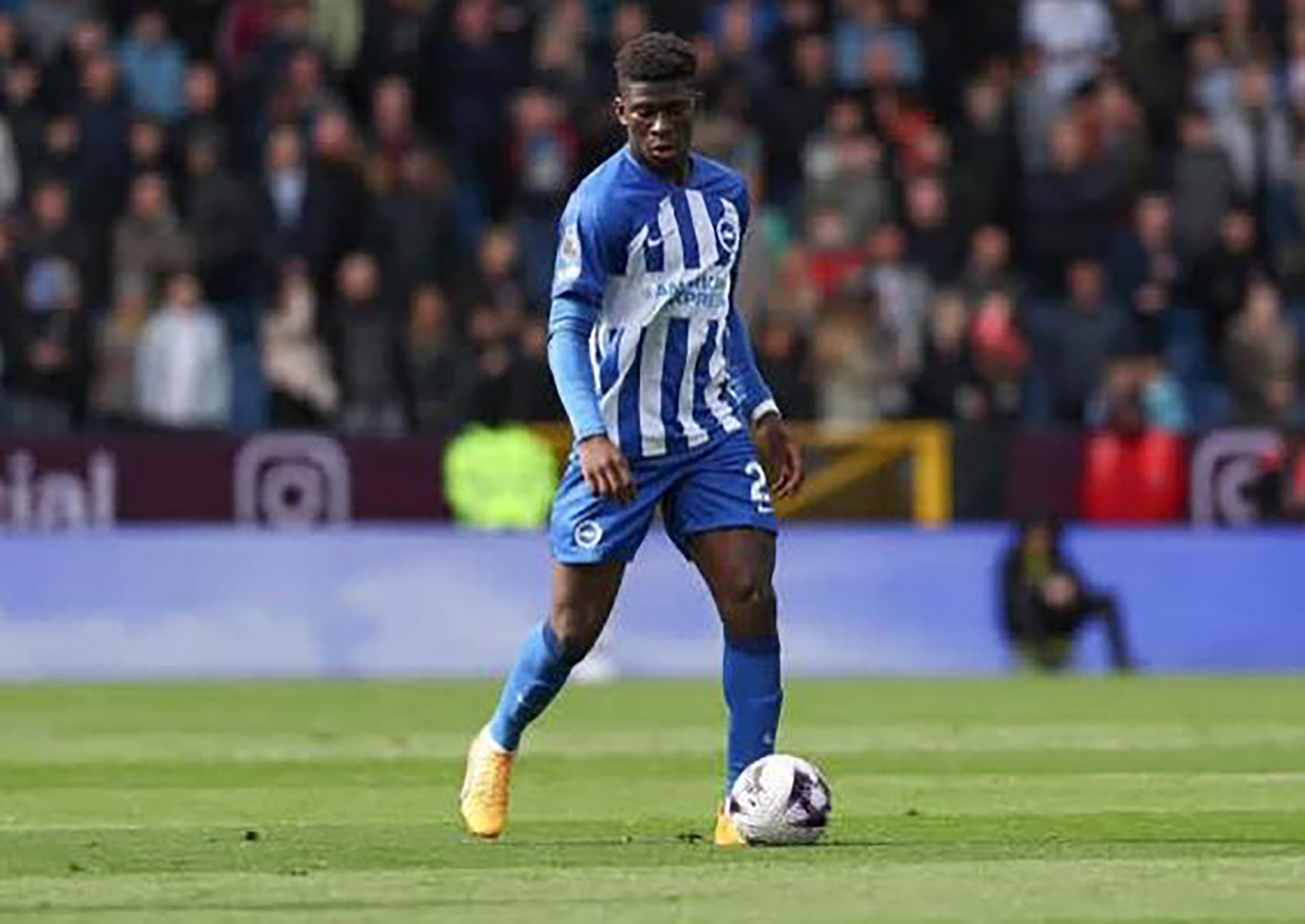 Aksi Carlos Baleba saat di lapangan bersama Brighton & Hove Albion. (@carlos_baleba) - Image