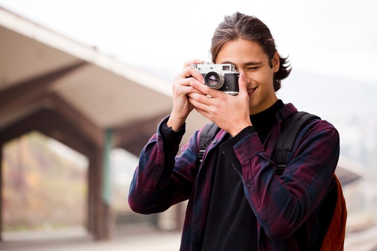 Ilustrasi pria bahagia melakukan pekerjaan sebagai fotografer (Dok. Freepik) - Image