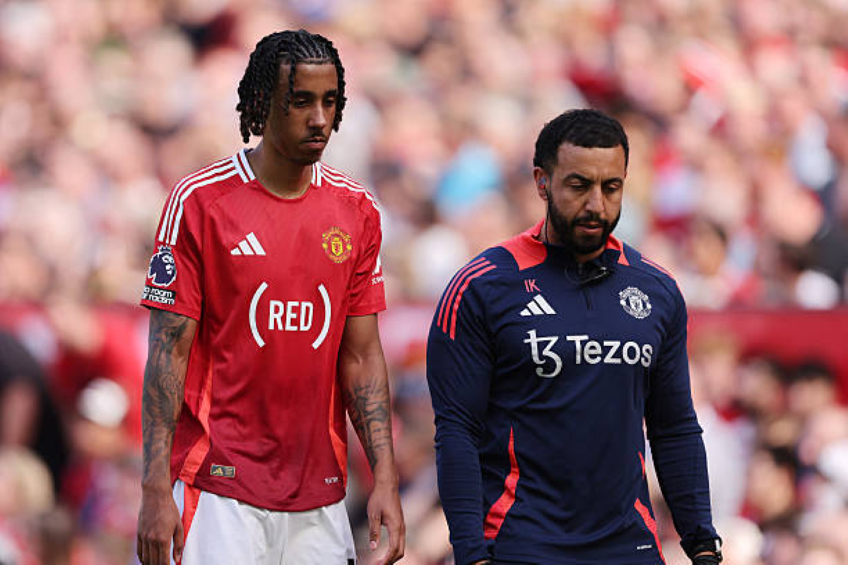 Bek Manchester United Leny Yoro mengalami cedera saat melawan West Ham. (X/@ManUtd) - Image