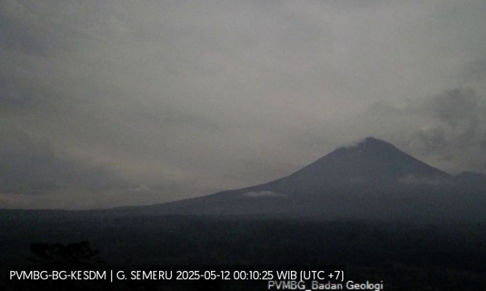Foto erupsi Gunung Semeru pada Senin (12/5) pagi. (HO-PVMBG) - Image