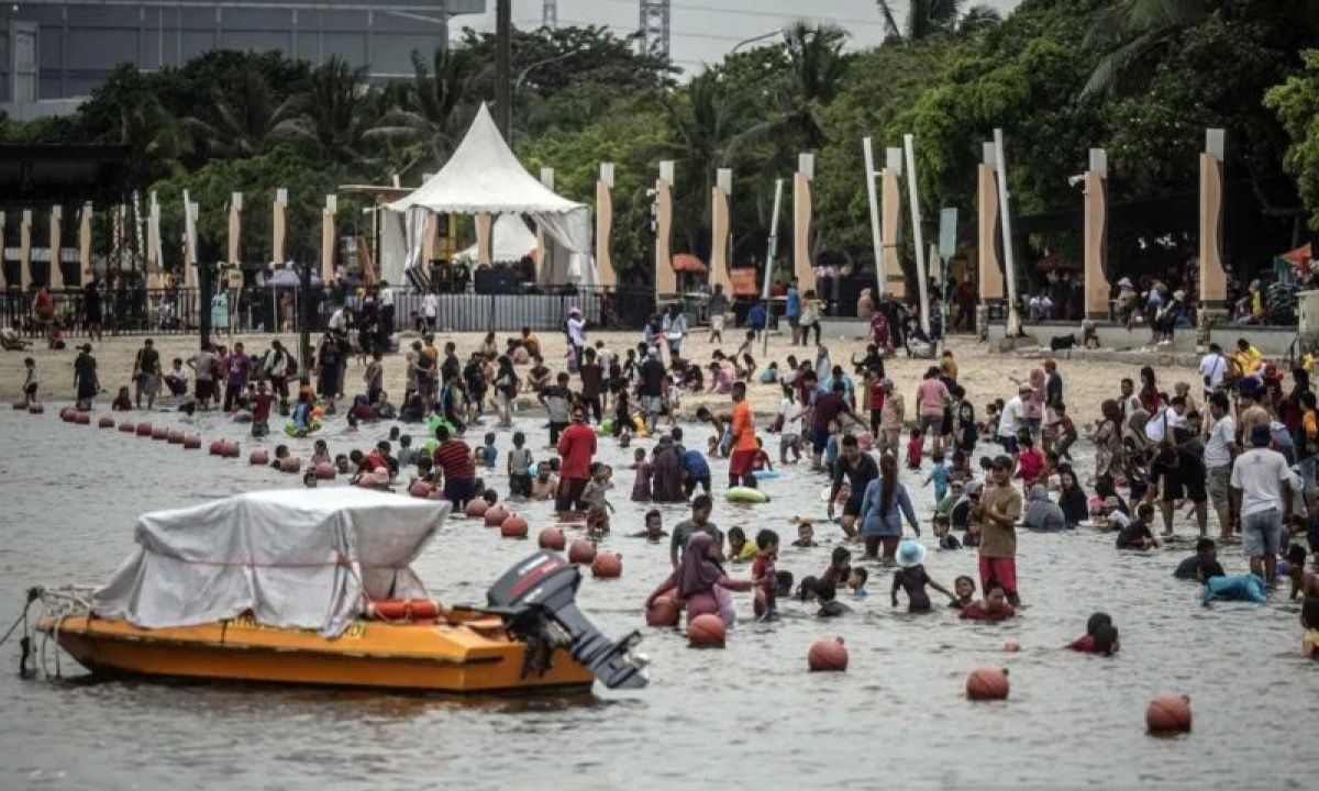 Pengunjung memadati destinasi wisata Ancol. (Aprillio Akbar/ANTARA) - Image