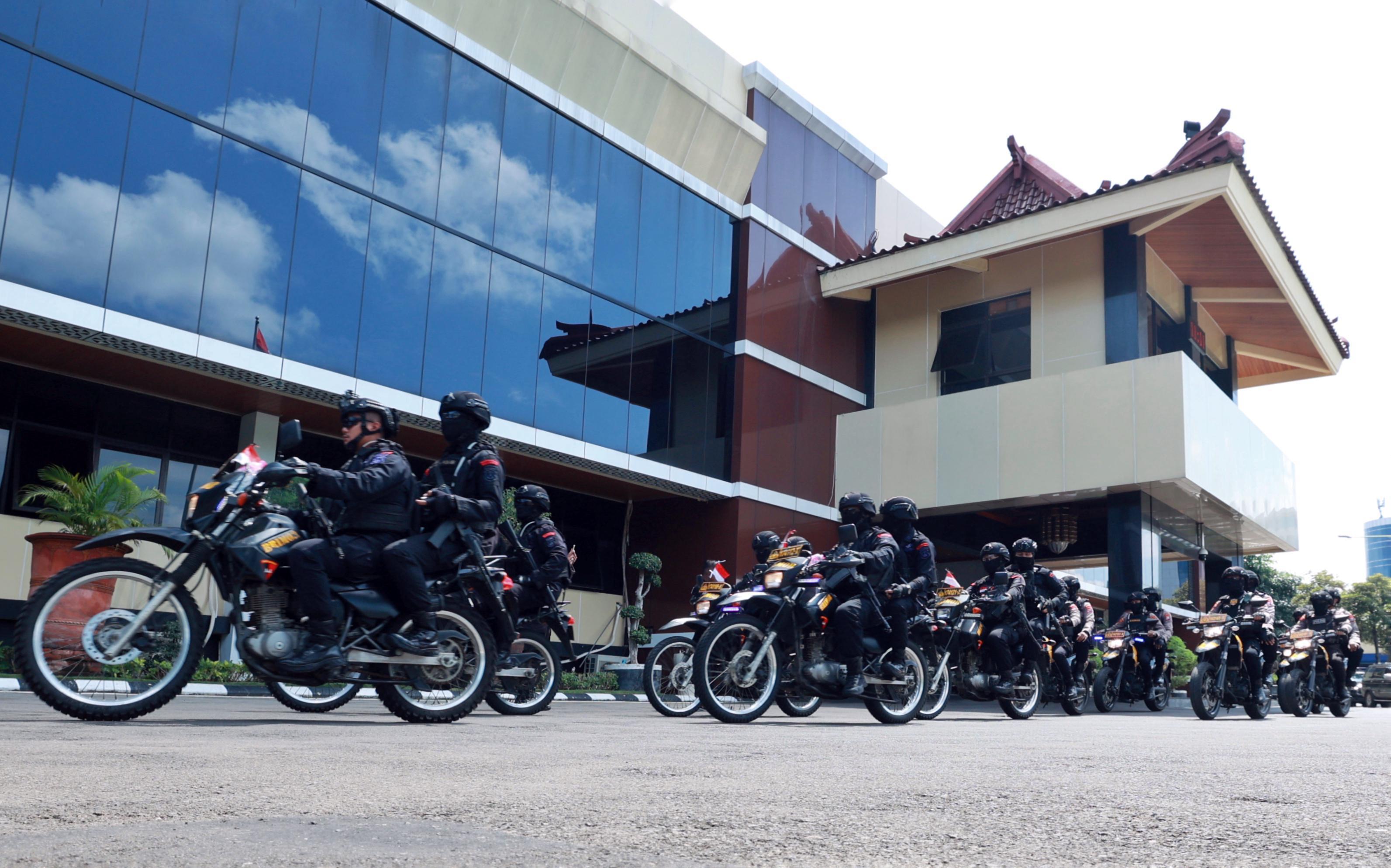 Petugas saat patroli dalam Operasi Pekat II Semeru 2025, amankan orang yang terlibat aksi premanisme. (Polda Jatim) - Image