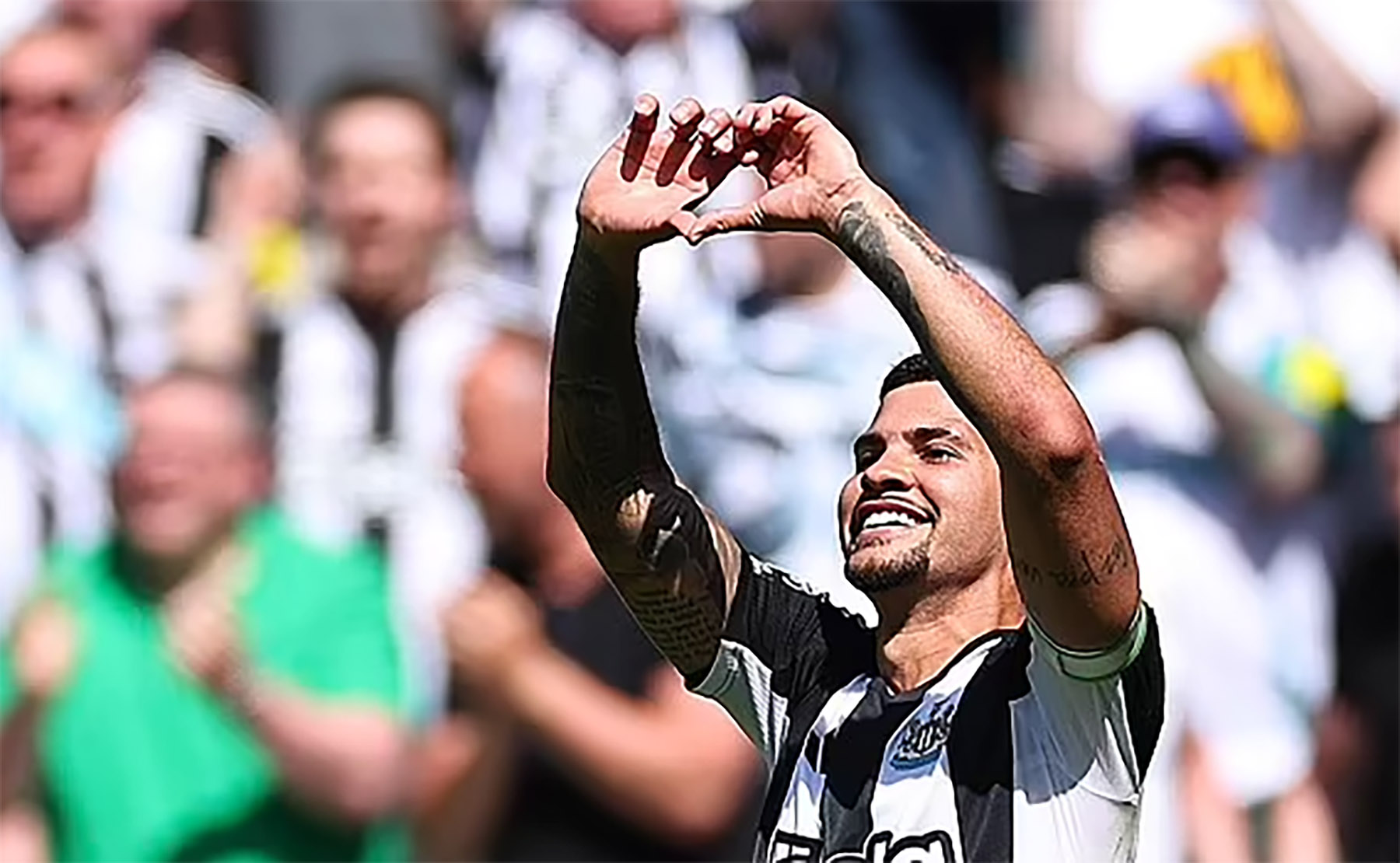 Bruno Guimaraes merayakan gol penentu kemenangan Newcastle atas Chelsea. (@Mail Online) - Image