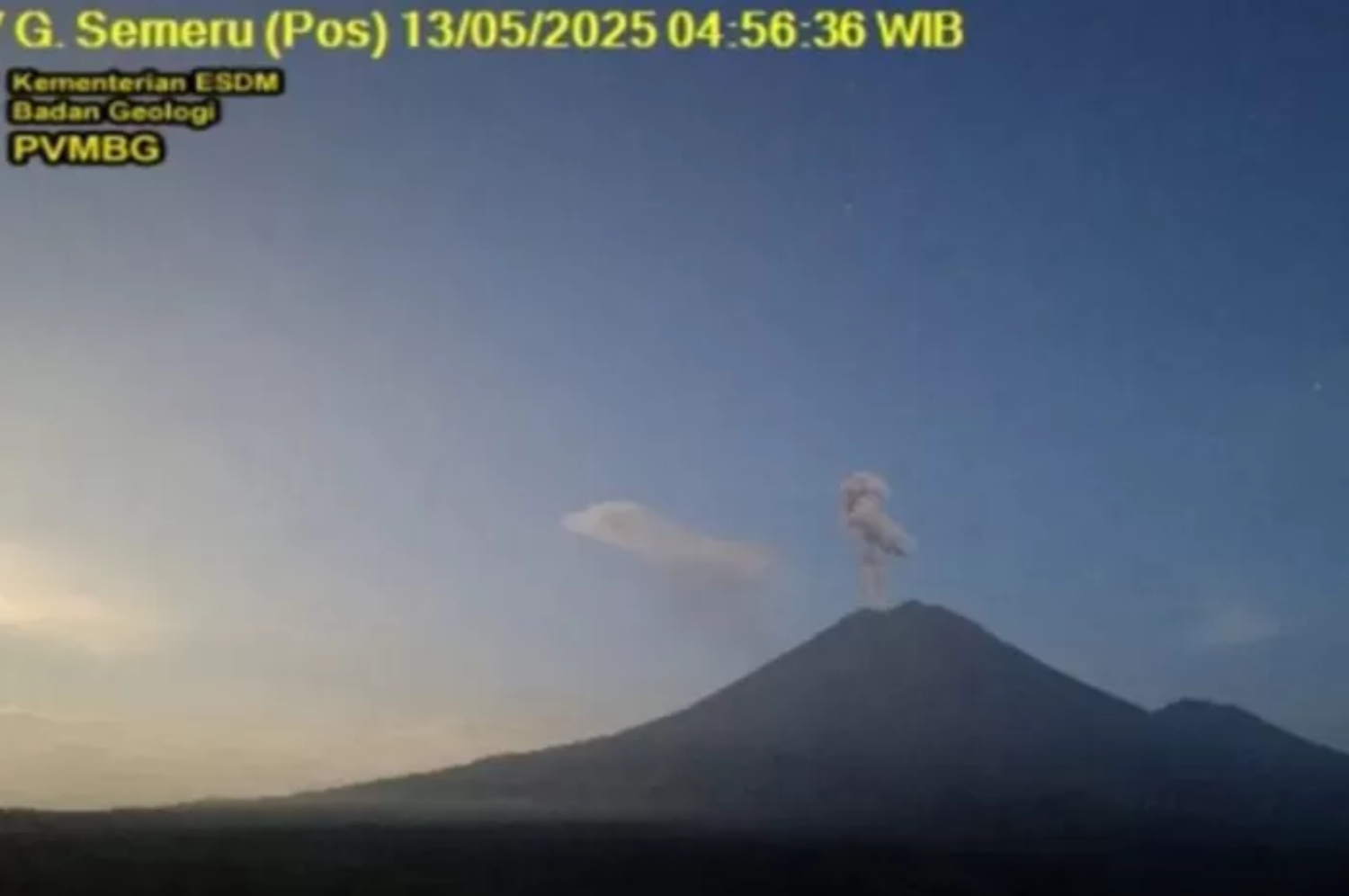 Gunung Semeru saat erupsi, Selasa (13/5). (PVMBG) - Image
