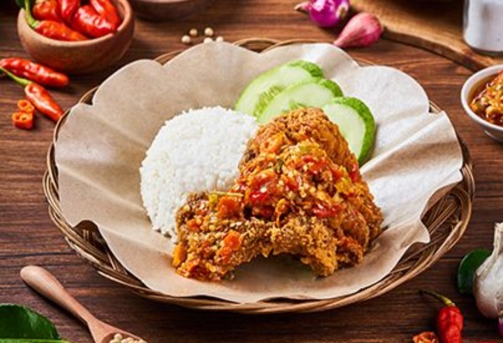 Rekomendasi ayam geprek pedas murah meriah di Surabaya - Image