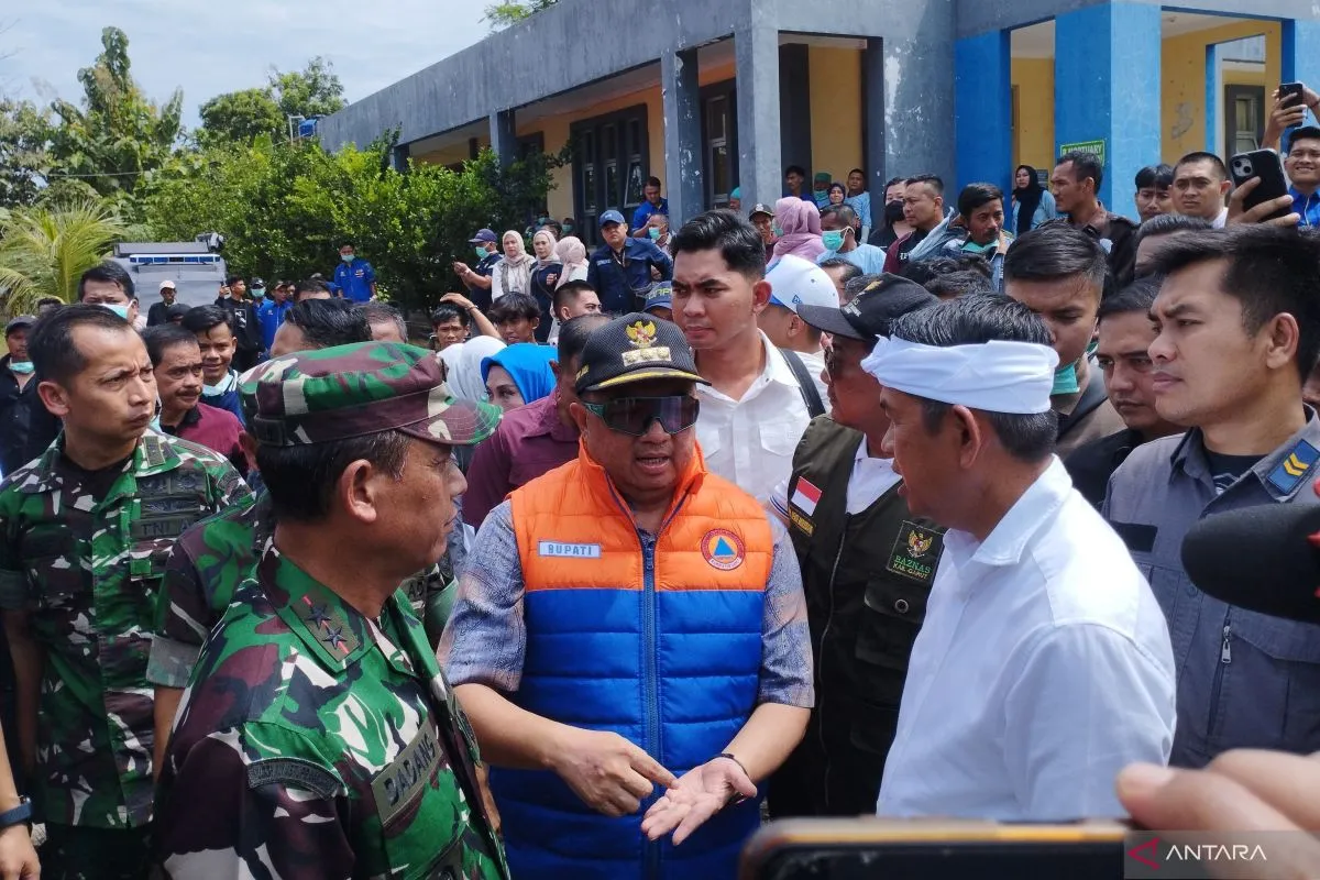 Gubernur Jawa Barat Dedi Mulyadi saat mengunjungi keluarga korban di RS Pamengpeuk, Garut, Selasa (13/5). (ANTARA/Feri Purnama) - Image