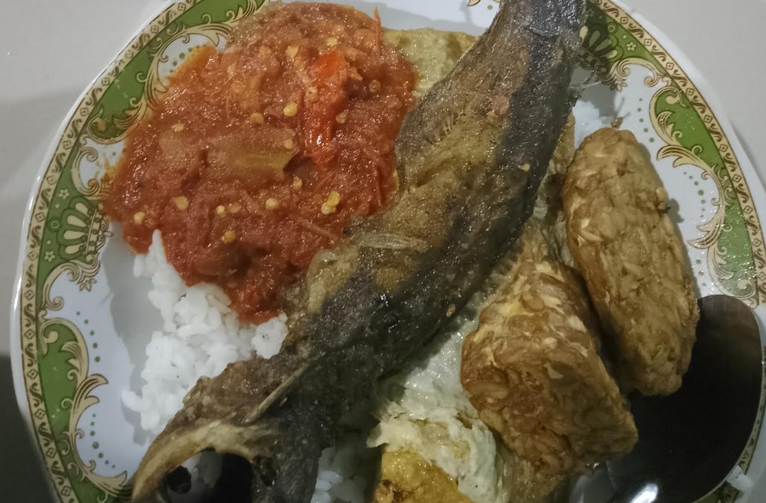 Sego sambel Mak Yeye dengan lauk lele dan sambal pedas manis (JawaPos.com/Leni Setya Wati) - Image
