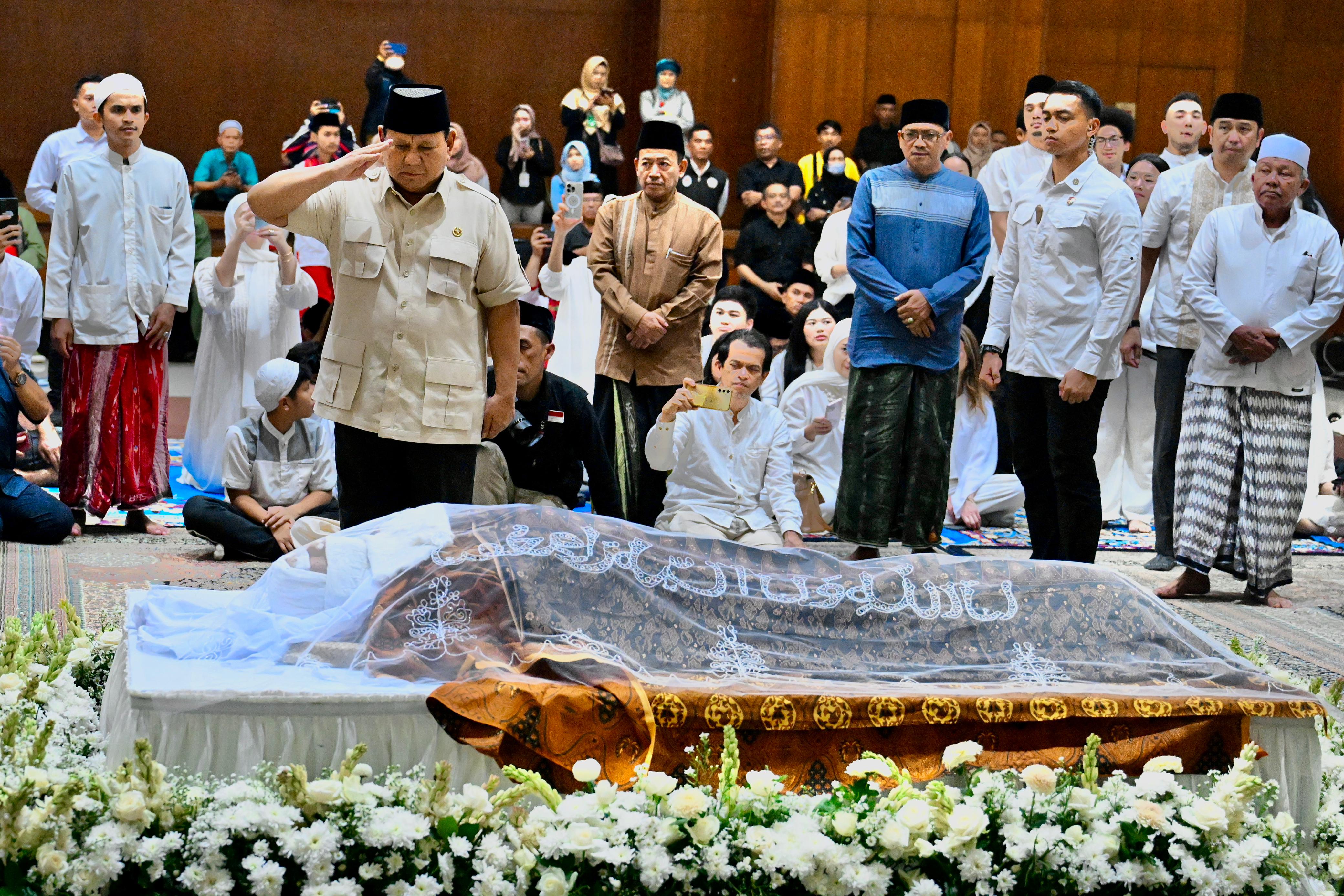 Presiden Prabowo Subianto melayat almarhum Mayjen TNI (Purn.) DR. (HC) H. Eddie Mardjoeki Nalapraya. (Setpres). - Image
