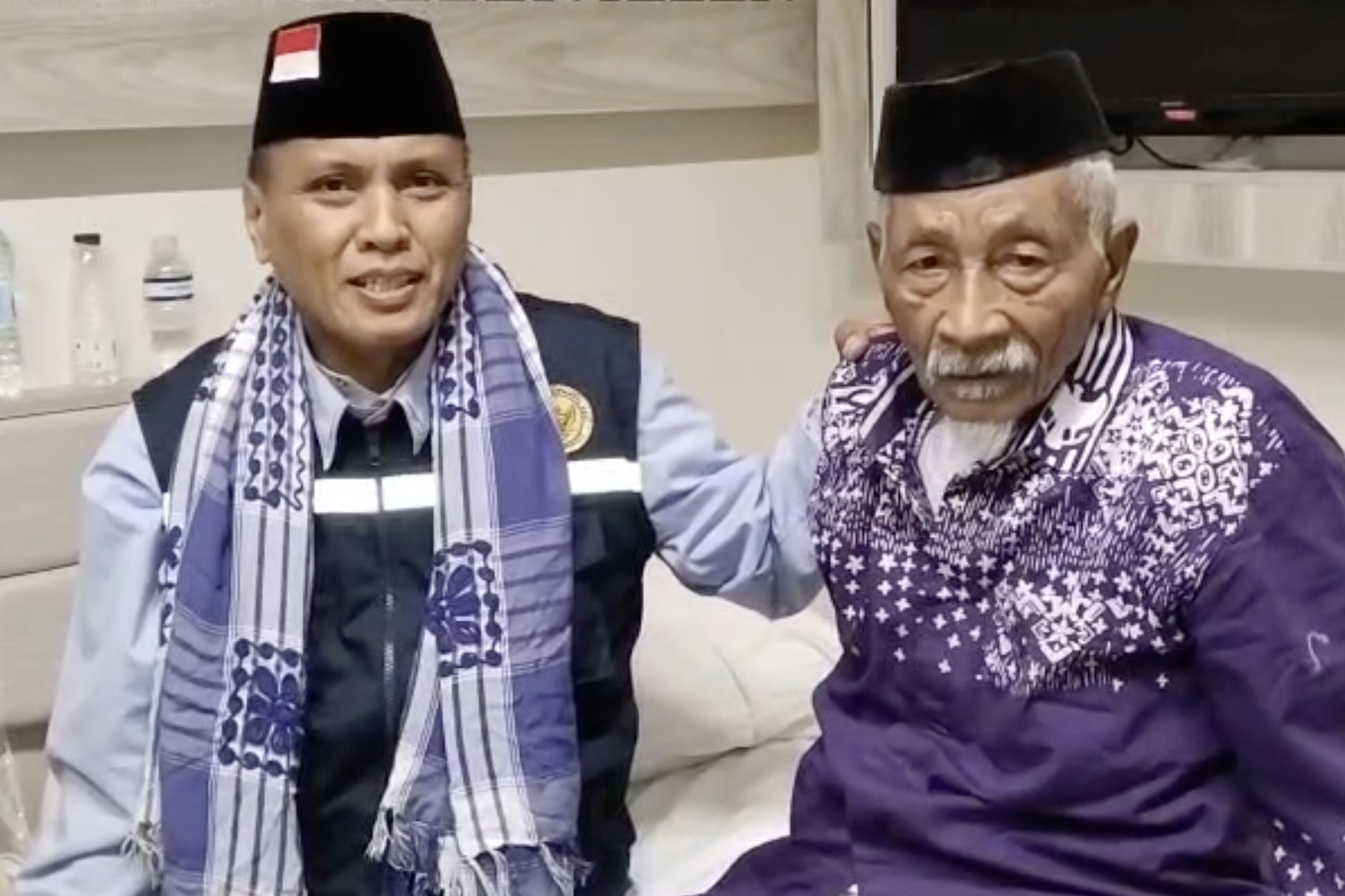 Puang Tamma (kanan) kini sudah kembali ke hotel bersama rombongannya. (Screenshoot) - Image