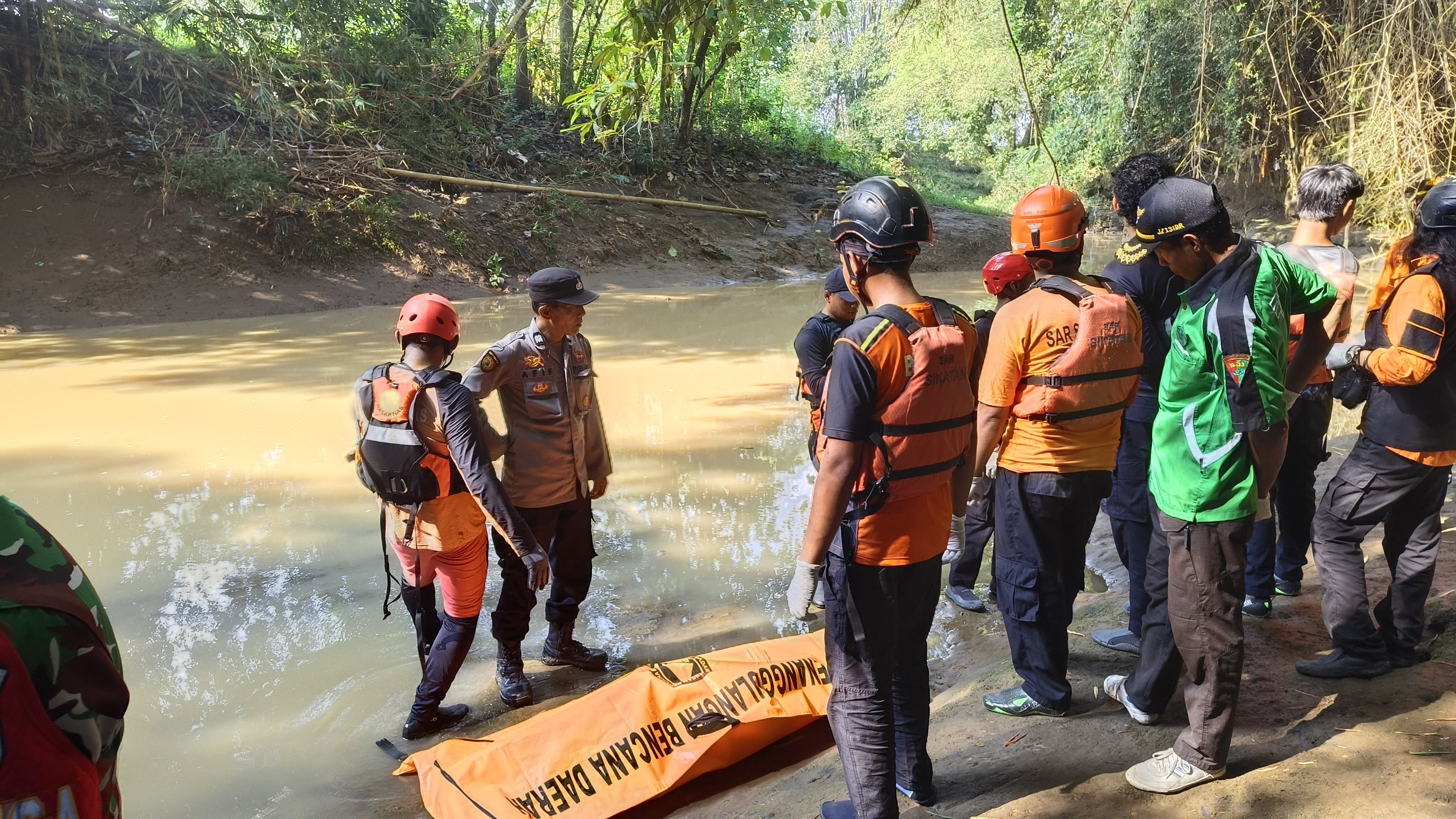 Basarnas temukan jenazah remaja yang hilang terseret arus sungai di DAM Desa Teguhan, Kecamatan Paron, Kabupaten Ngawi. (Basarnas Surabaya) - Image
