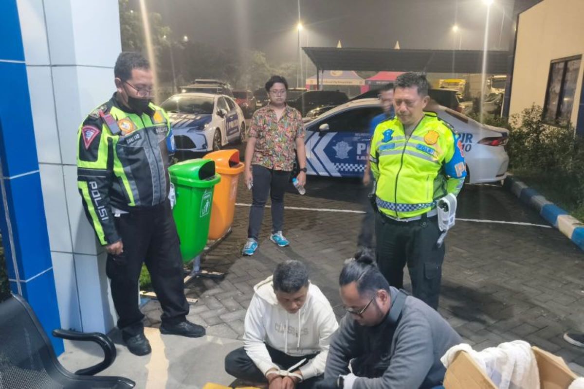 Polisi gagalkan penyelundupan sabu-sabu di ruas Tol Surabaya-Mojokerto, Sabtu (10/5). (Sat PJR Polda Jatim/Antara) - Image