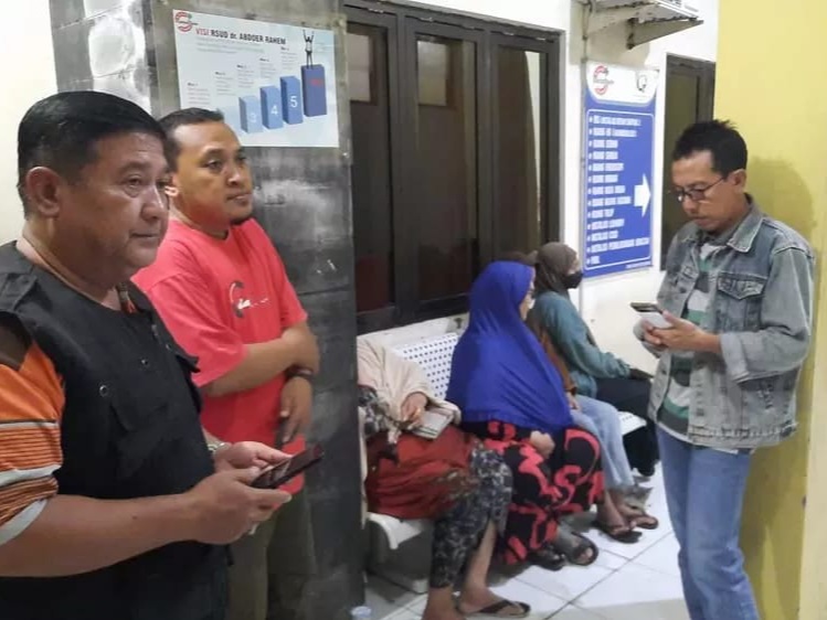 Keluarga korban yang dibakar teman sebayanya harap-harap cemas menunggu di luar ruang perawatan intensif ICU RSUD dr. Abdoer Rahem Situbondo. (Humaidi/Radar Situbondo) - Image