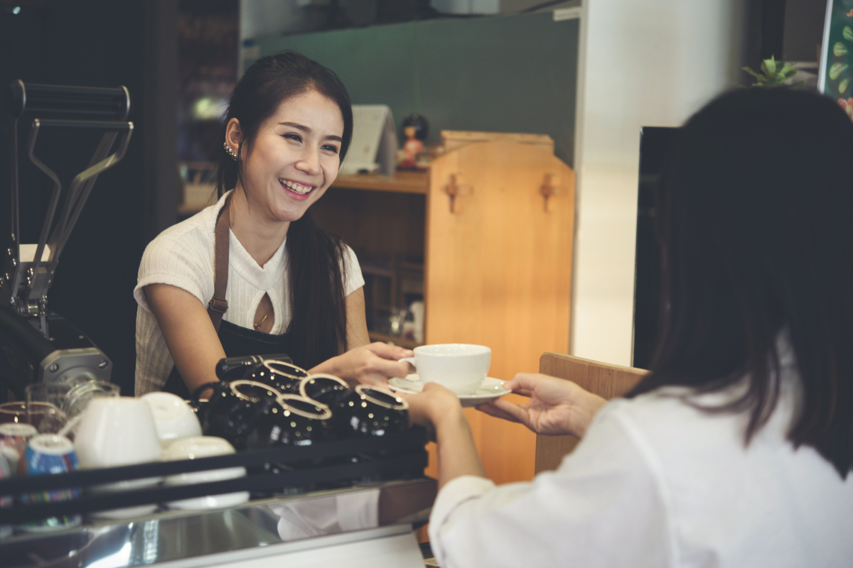 Ada banyak pilihan cafe Surabaya 24 jam. Kamu bisa ngopi sambil nongkrong santai tanpa mengkhawatirkan waktu. (Jcomp/Freepik) - Image