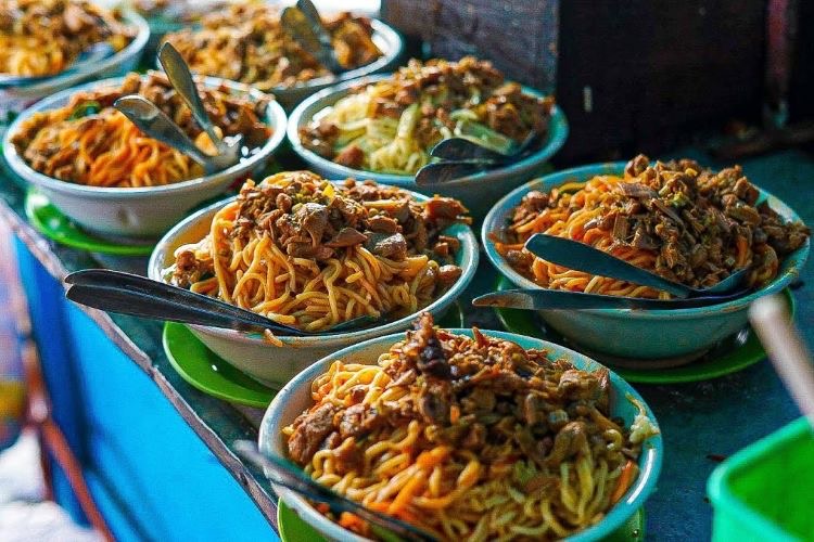 Kuliner porsi melimpah harga murah di Surabaya (Indonesian Food Explorer-YouTube) - Image