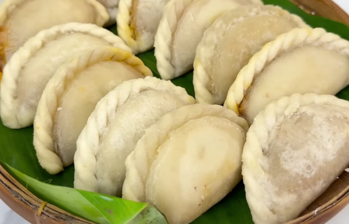Resep Cireng Isi Ayam Suwir Pedas yang Enak dan Cocok Jadi Camilan./Tangkap Layar YouTube Ika Mardatillah - Image