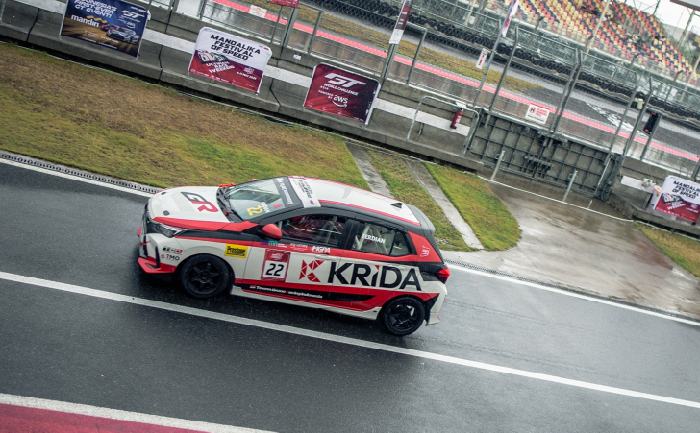 Kompetisi balap antar Toyota Agya yang diselenggarakan untuk memperluas partisipasi lomba touring car. - Image