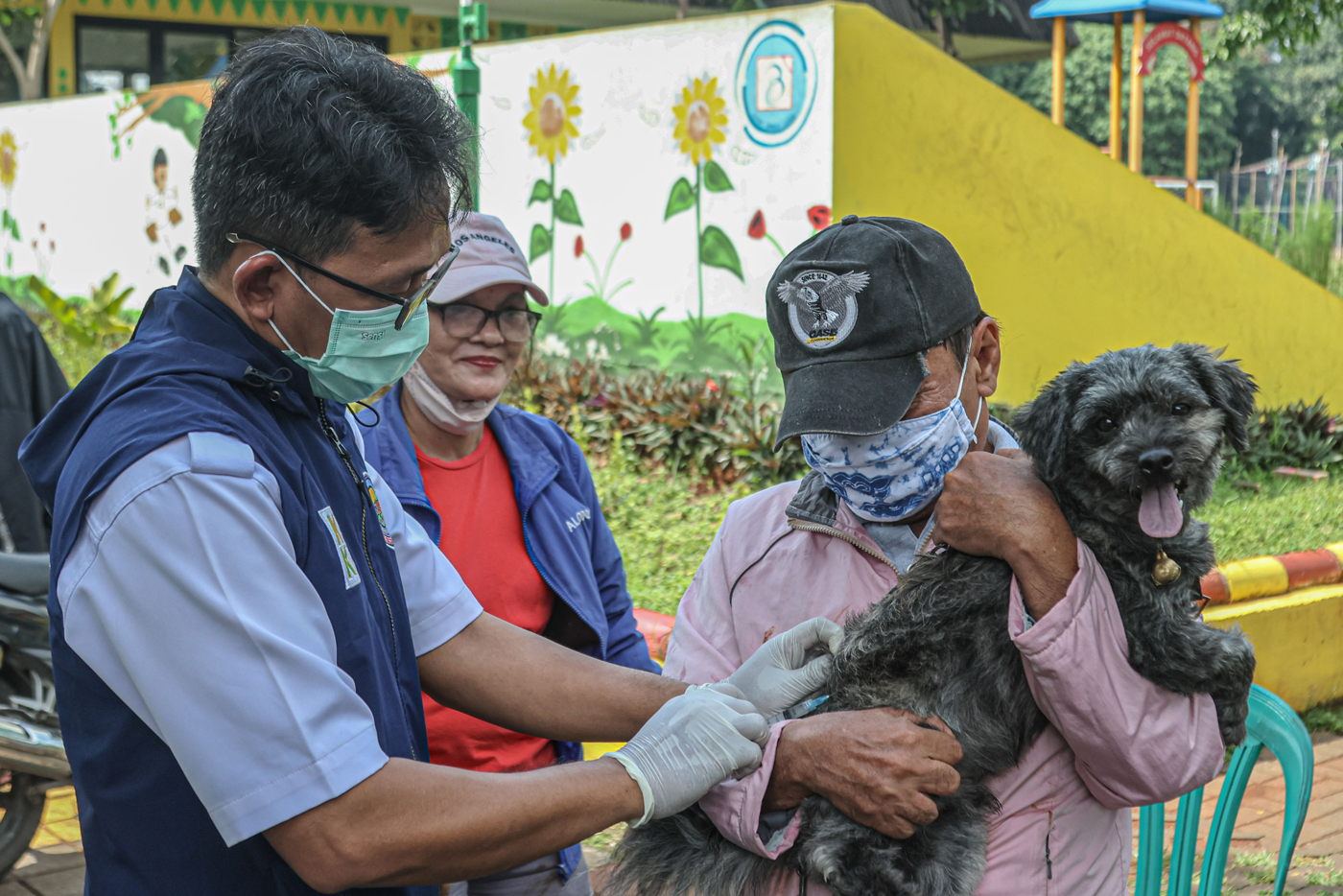 Sejumlah warga yang membawa kucing dan anjing mengantri mendapatkan vaksin rabies di RPTRA Petukangan Berseri, Jakarta, Rabu (14/5/2025). (Hanung Hambara/Jawa Pos) 
