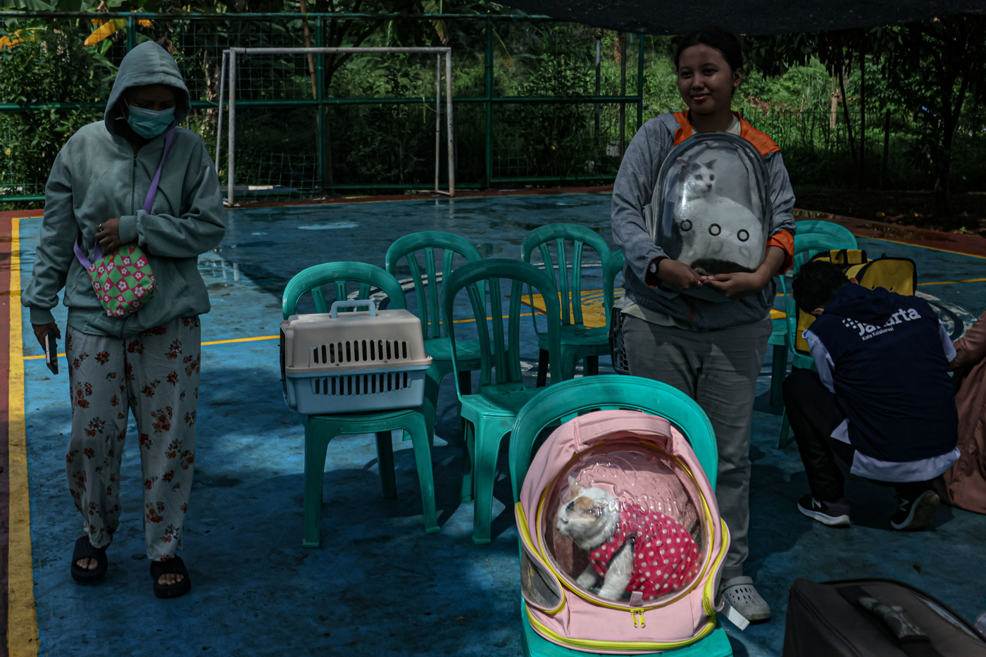 Sejumlah warga yang membawa kucing dan anjing mengantri mendapatkan vaksin rabies di RPTRA Petukanga