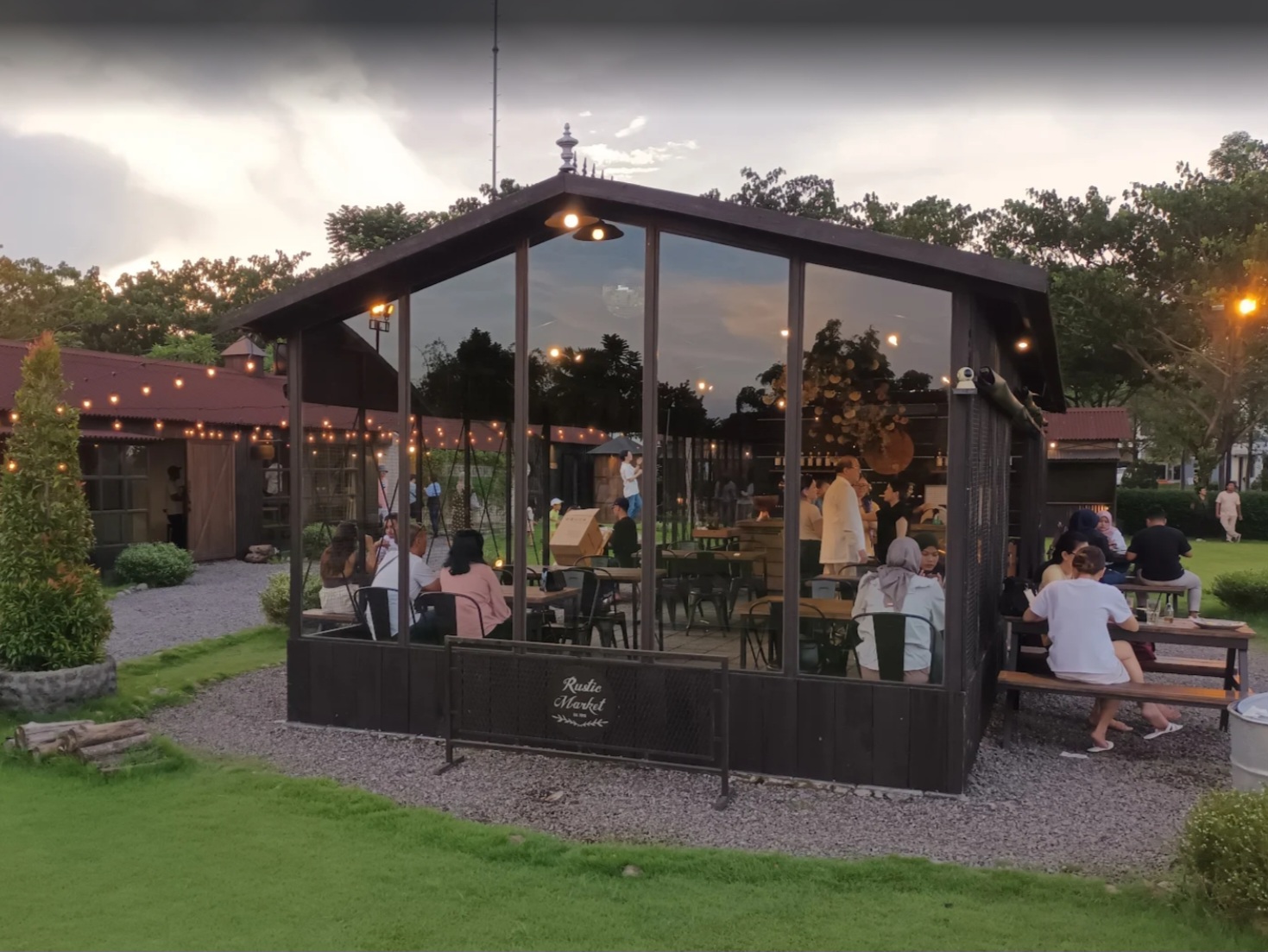 Cafe Rustic by The Lake. (Google Maps @Aziz Shidqul) - Image