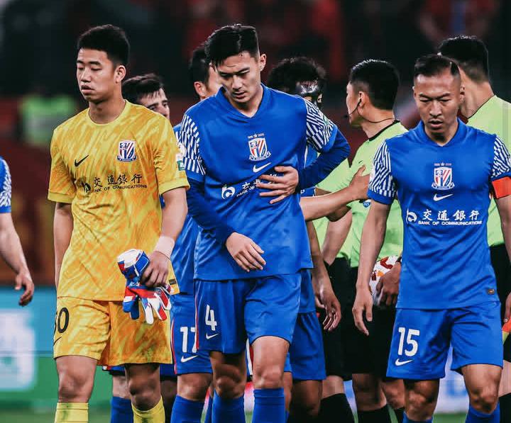 Jiang Shenglong mengalami cedera serius jelang laga penting melawan Timnas Indonesia di Kualifikasi Piala Dunia 2026. (@shshenhua1993) - Image