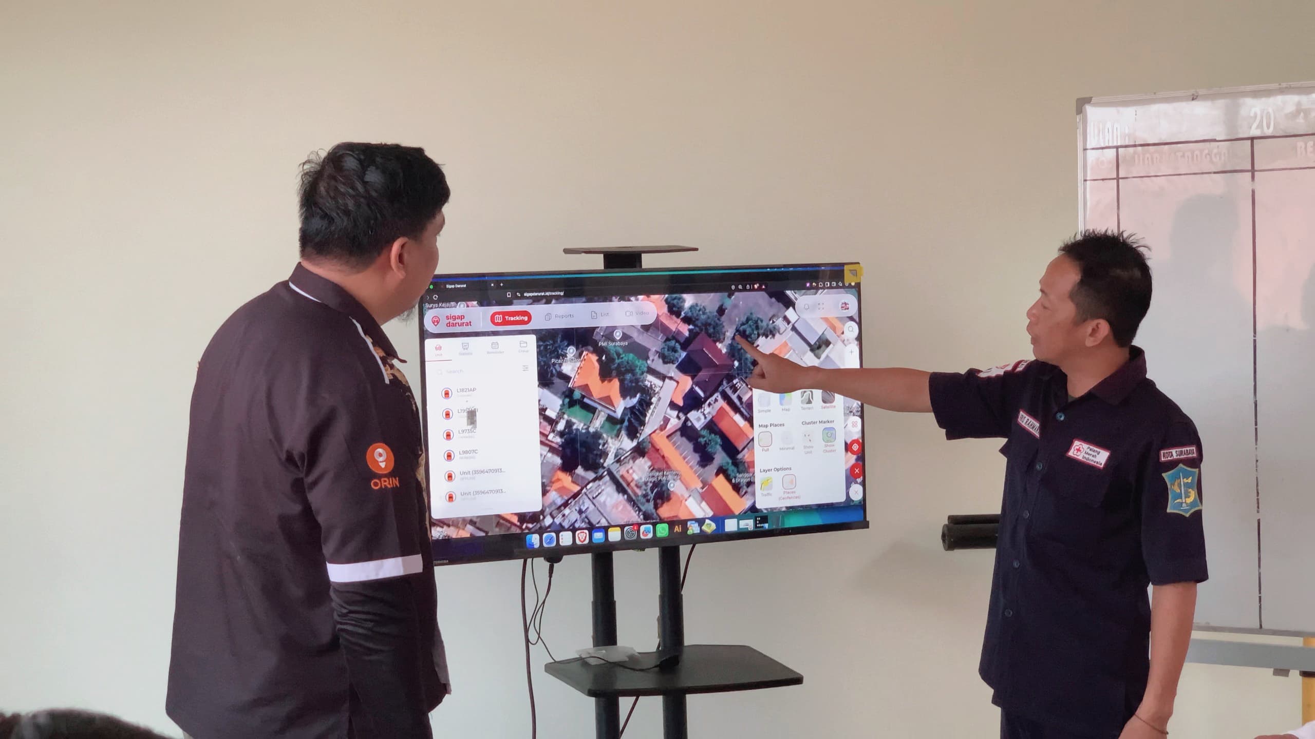 Palang Merah Indonesia (PMI) Kota Surabaya memasang perangkat GPS Tracker pada ambulans mereka dengan dukungan dari perusahaan teknologi pelacakan kendaraan, ORIN. (Istimewa). - Image