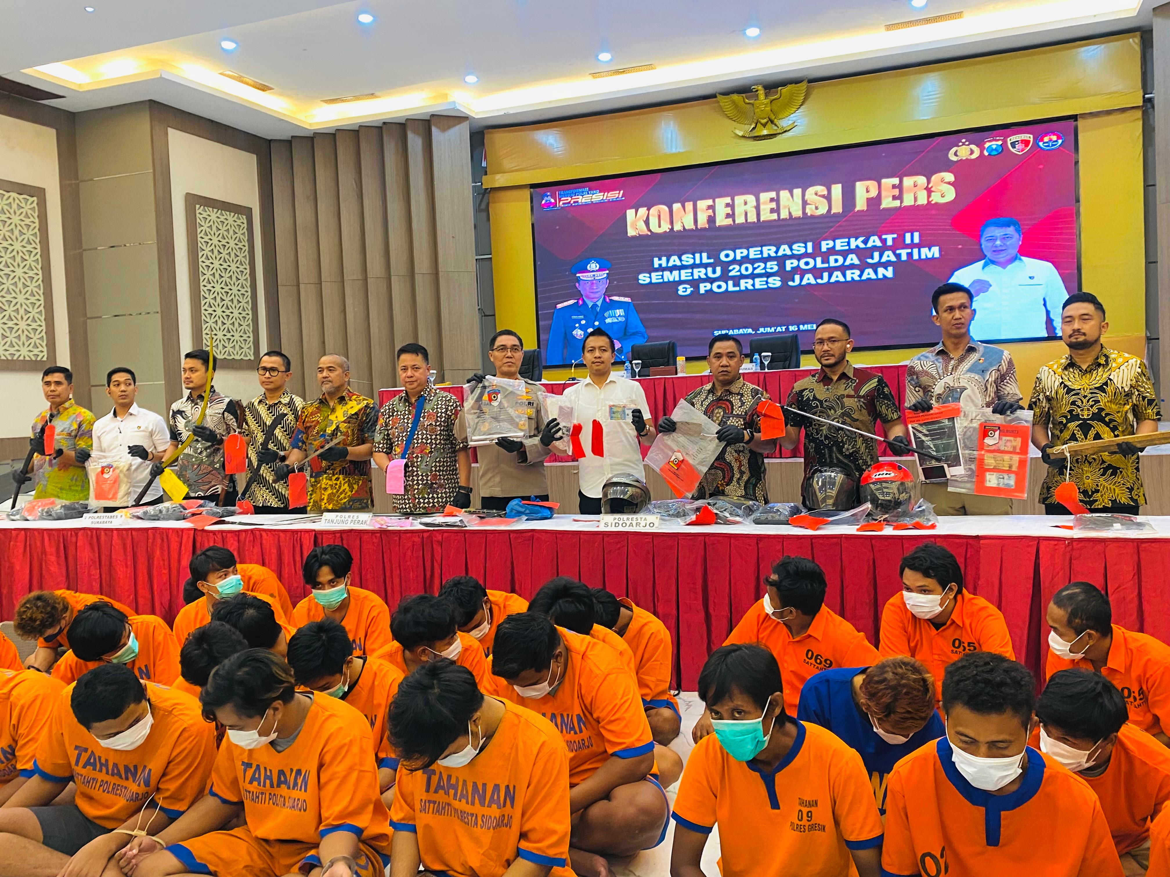 Barang bukti berupa sajam yang diamankan dalam Operasi Pekat II Semeru 2025 di wilayah Jawa Timur. (Juliana Christy / JawaPos.com). - Image