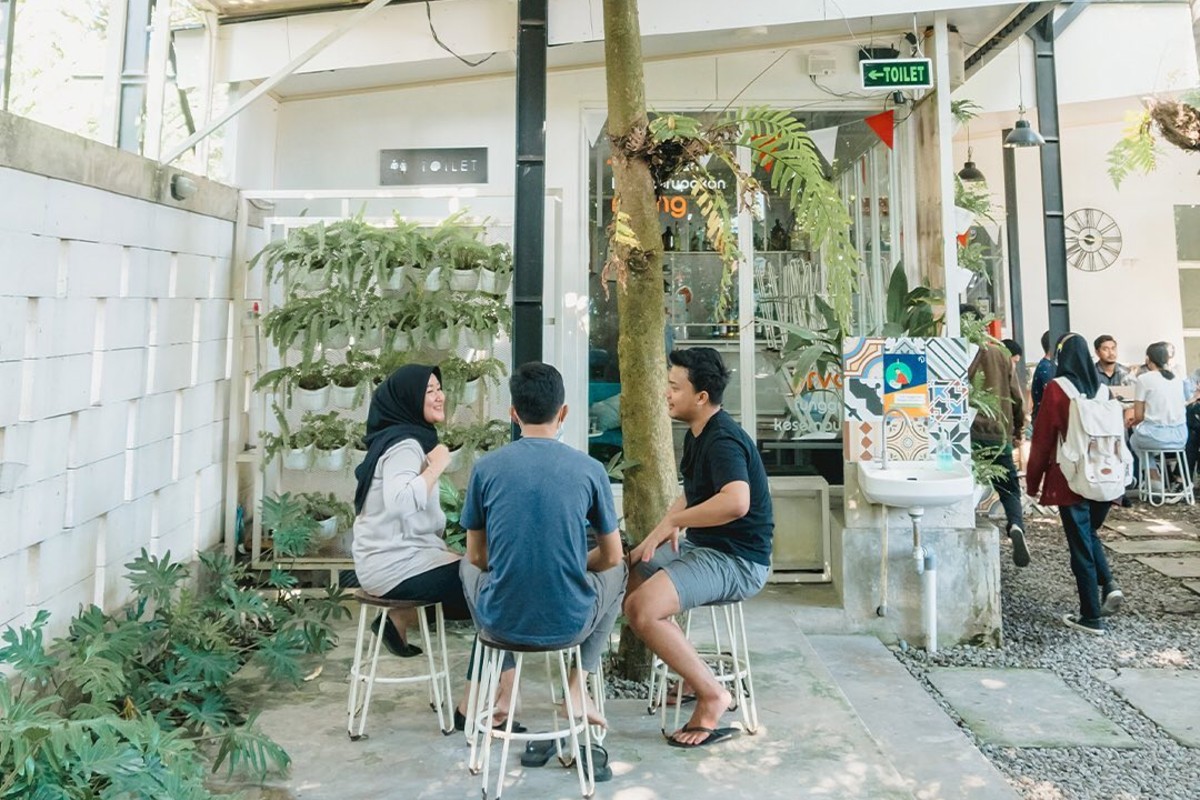 Cafe Estetik Low Budget di Malang./(TikTok content creatoe travelling @sycamori) - Image