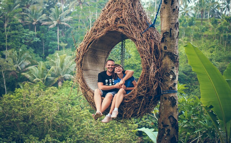 Ilustrasi pasangan yang sedang honeymoon. (Unsplash.com/ArtemBeliakin) - Image