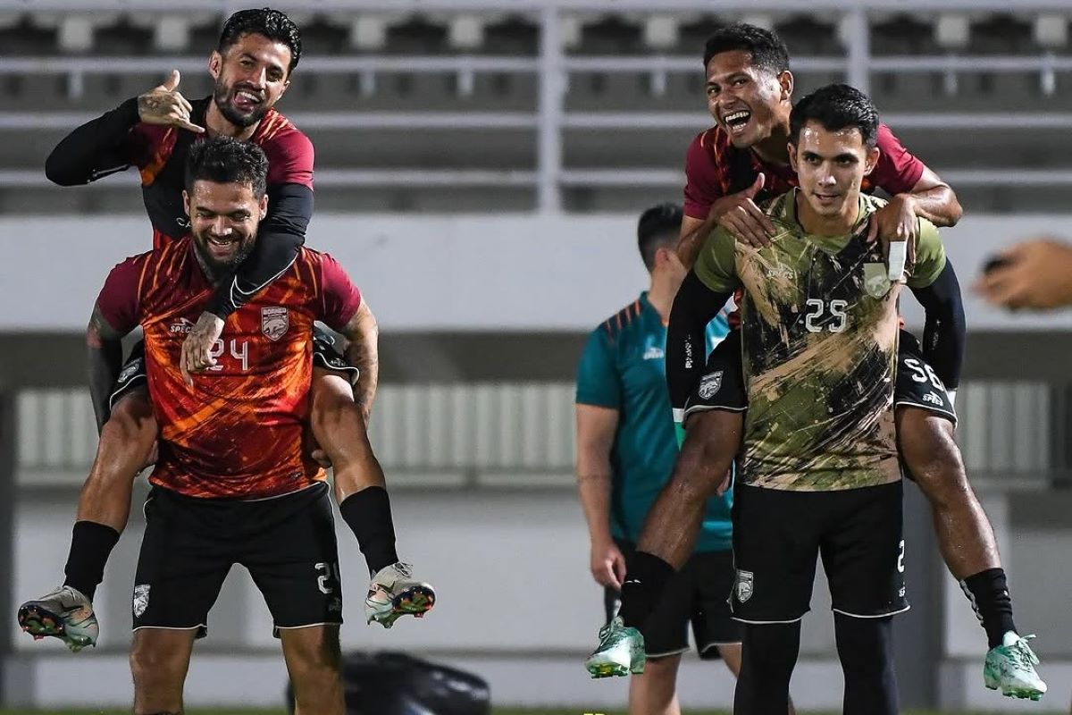 Stefano Lilipaly dan Nadeo Argawinata di sesi latihan Borneo FC (Dok. Borneo FC) - Image