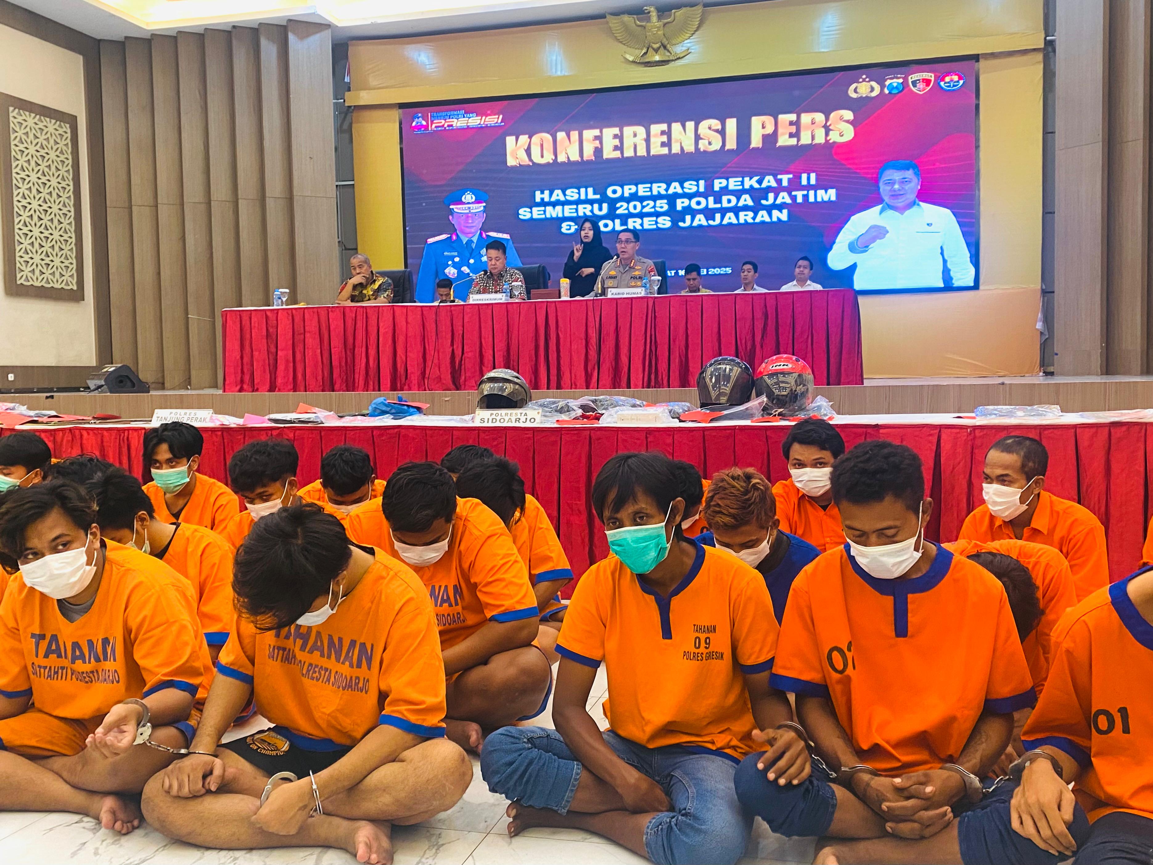 Konferensi pers ungkap hasil Operasi Pekat II Semeru 2025 sebanyak 1.863 kasus premanisme di wilayah Jawa Timur. (Juliana Christy / JawaPos.com). - Image