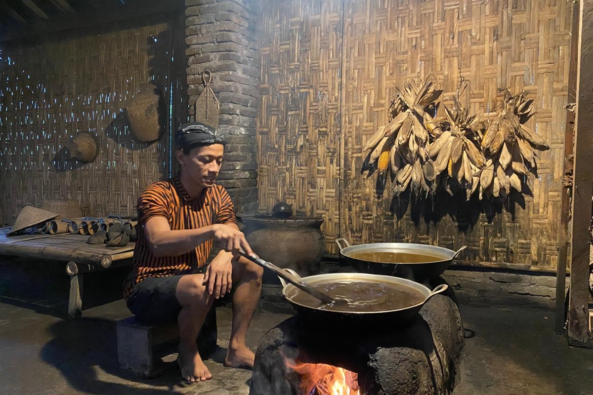 Proses produksi gula kelapa tradisional di Gubuk Kopi, Dusun Sendaren, Desa Karangrejo, Magelang, Jawa Tengah. (dok. PGN) - Image