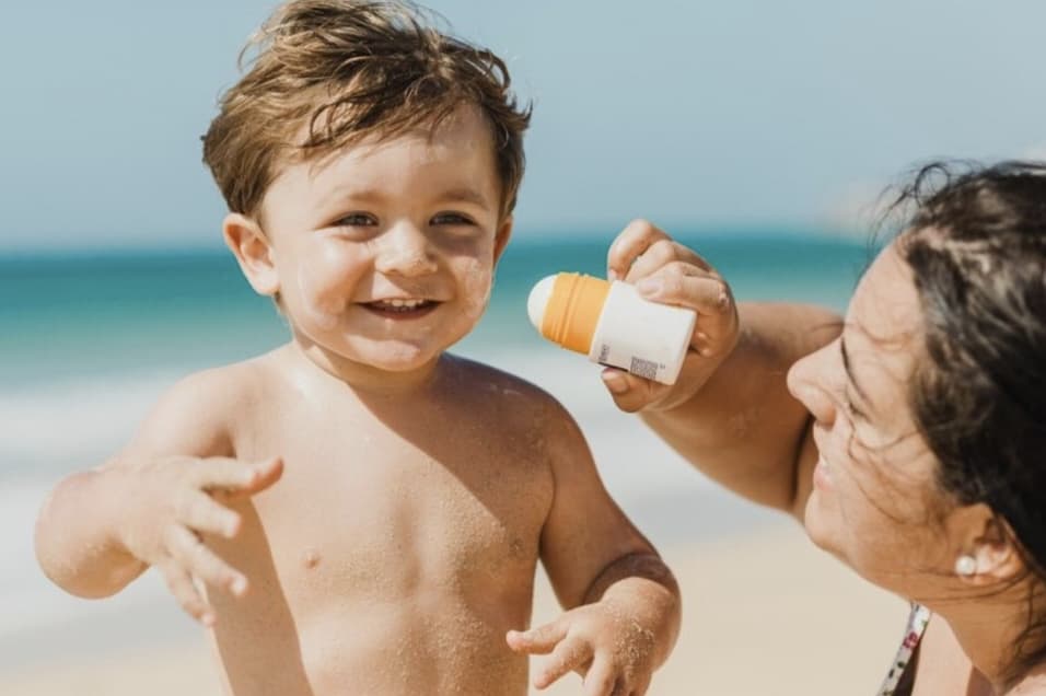 Ilustrasi penggunaan sunscreen berbentuk stik pada anak. (Freepik) - Image