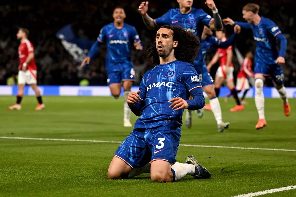 Marc Cucurella merayakan gol penentu kemenangan Chelsea atas Manchester United di Stamford Bridge. (Mirror) - Image