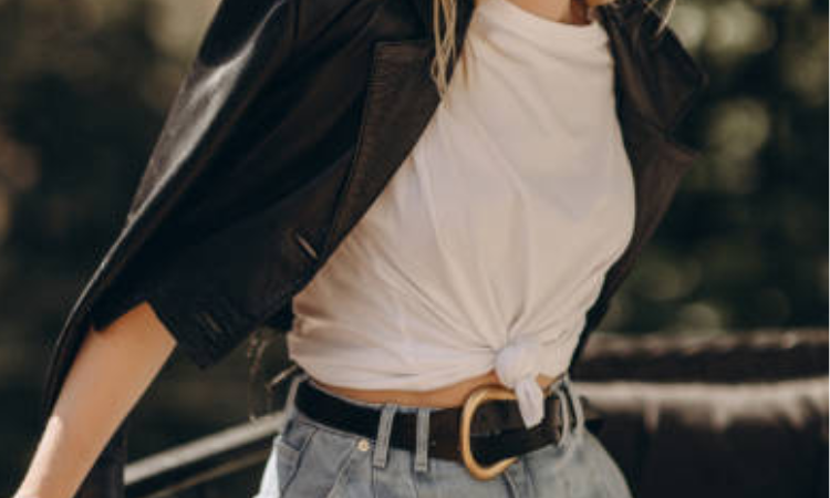 Ilustrasi perpaduan kaos putih, leather jacket, sabuk, dan denim/pexels - Image